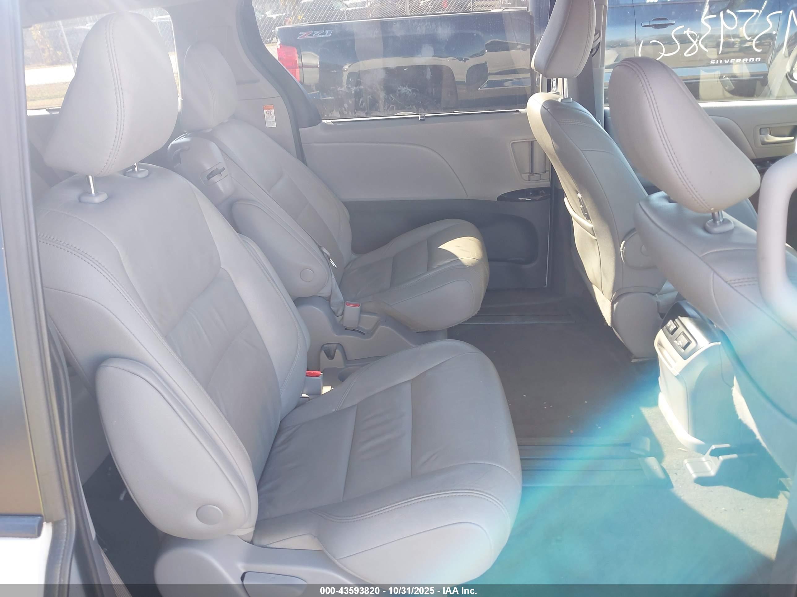 TOYOTA SIENNA image 8