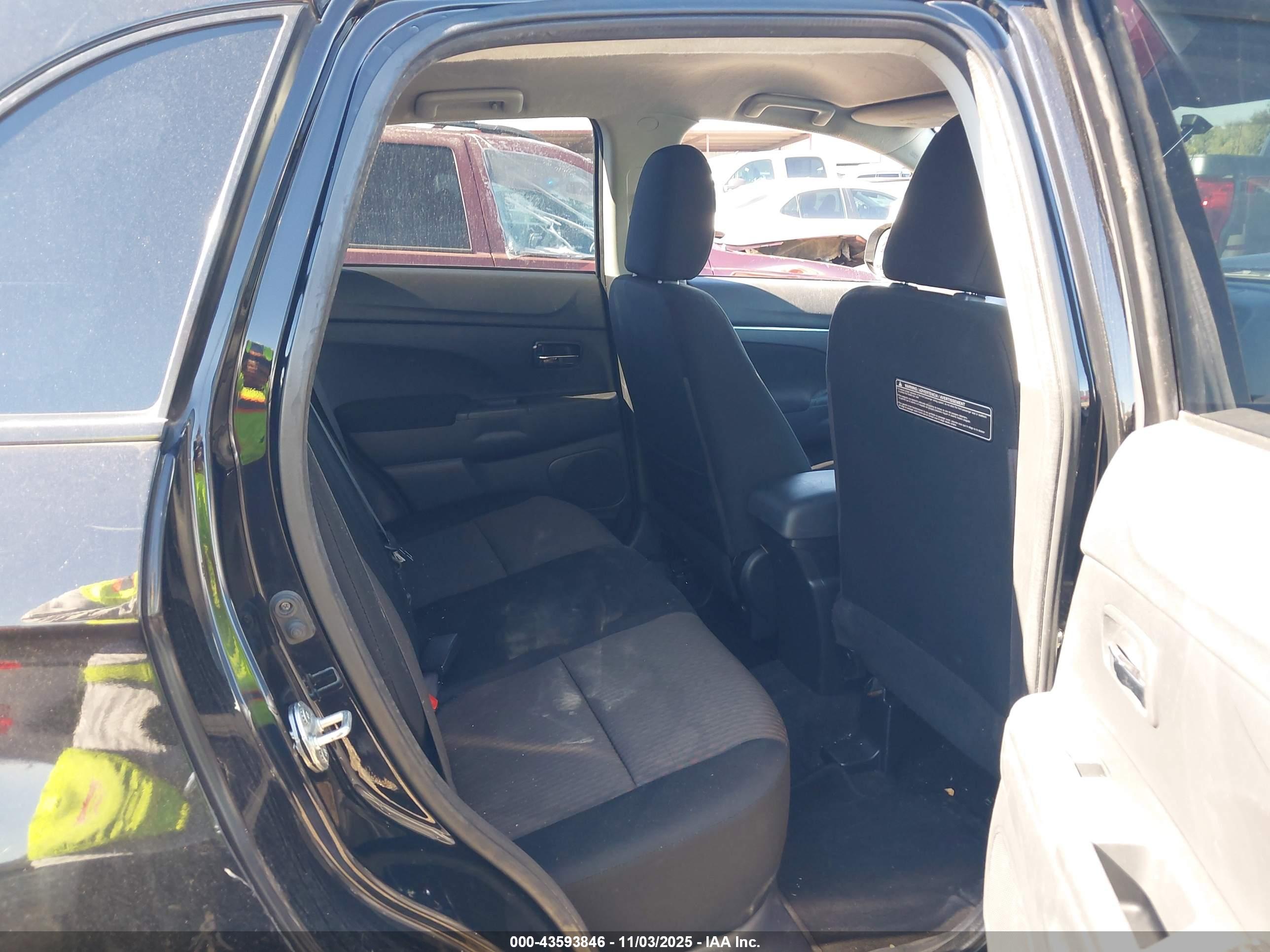 MITSUBISHI OUTLANDER image 8
