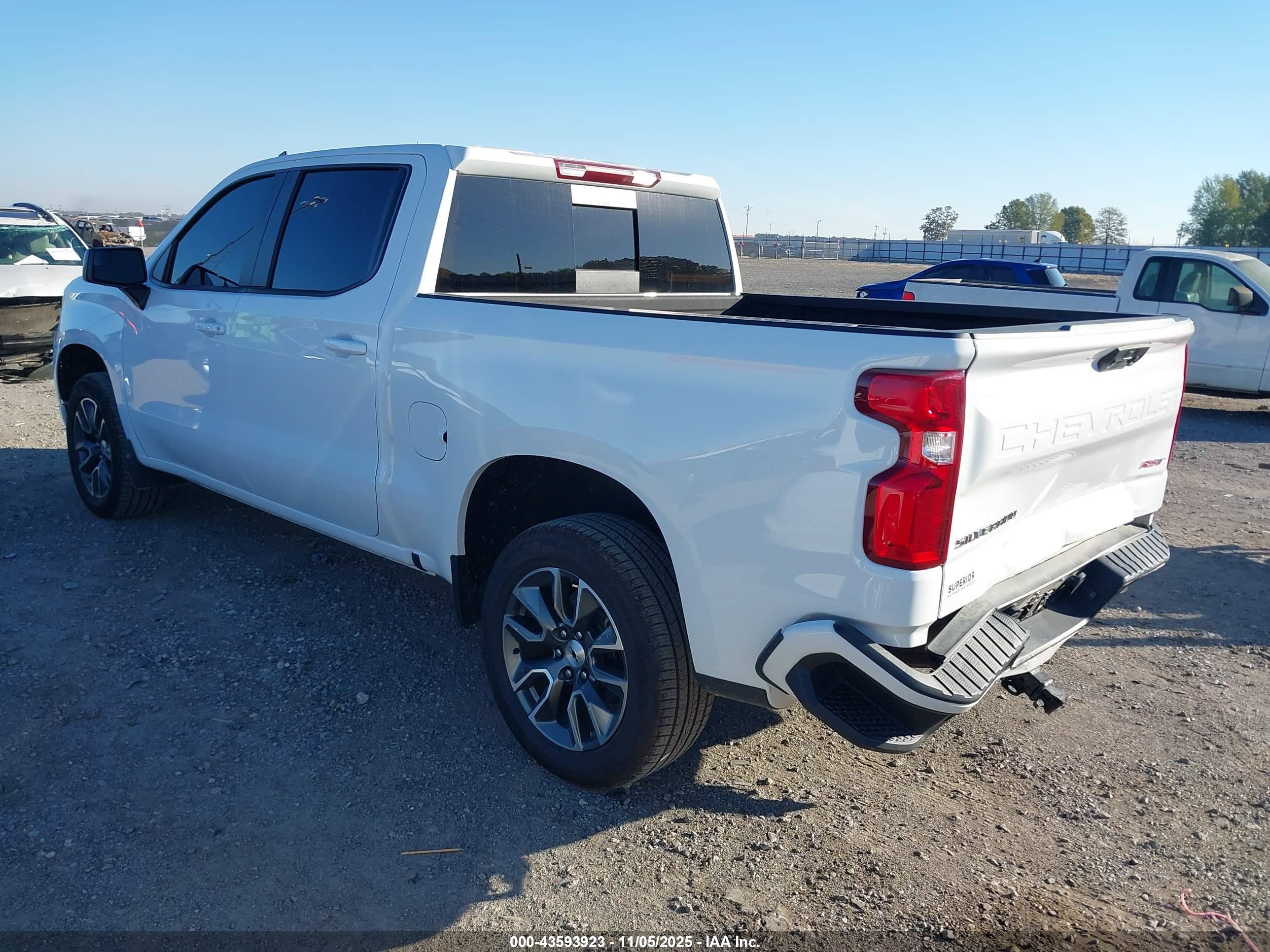 CHEVROLET SILVERADO image 3