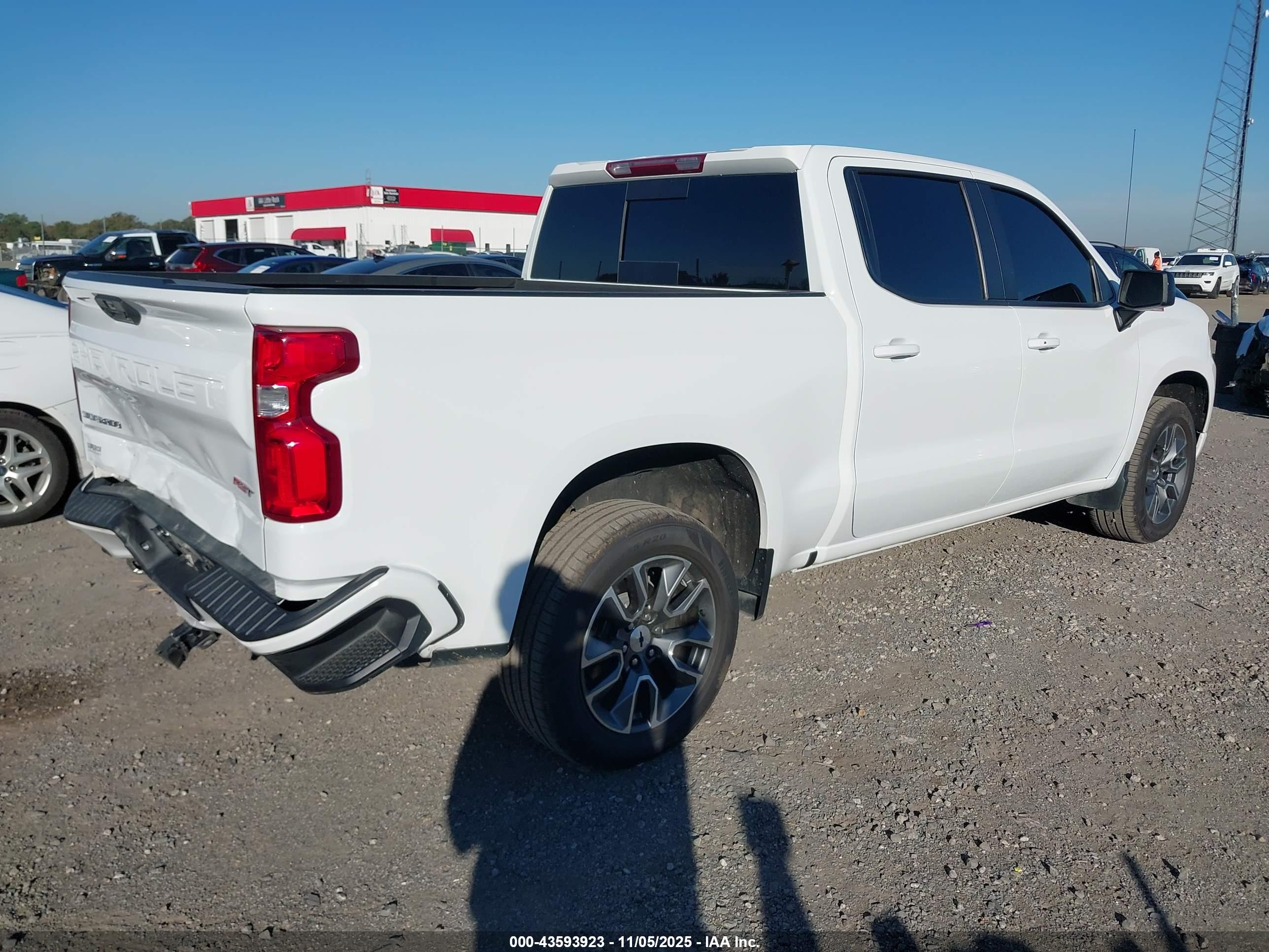 CHEVROLET SILVERADO image 4