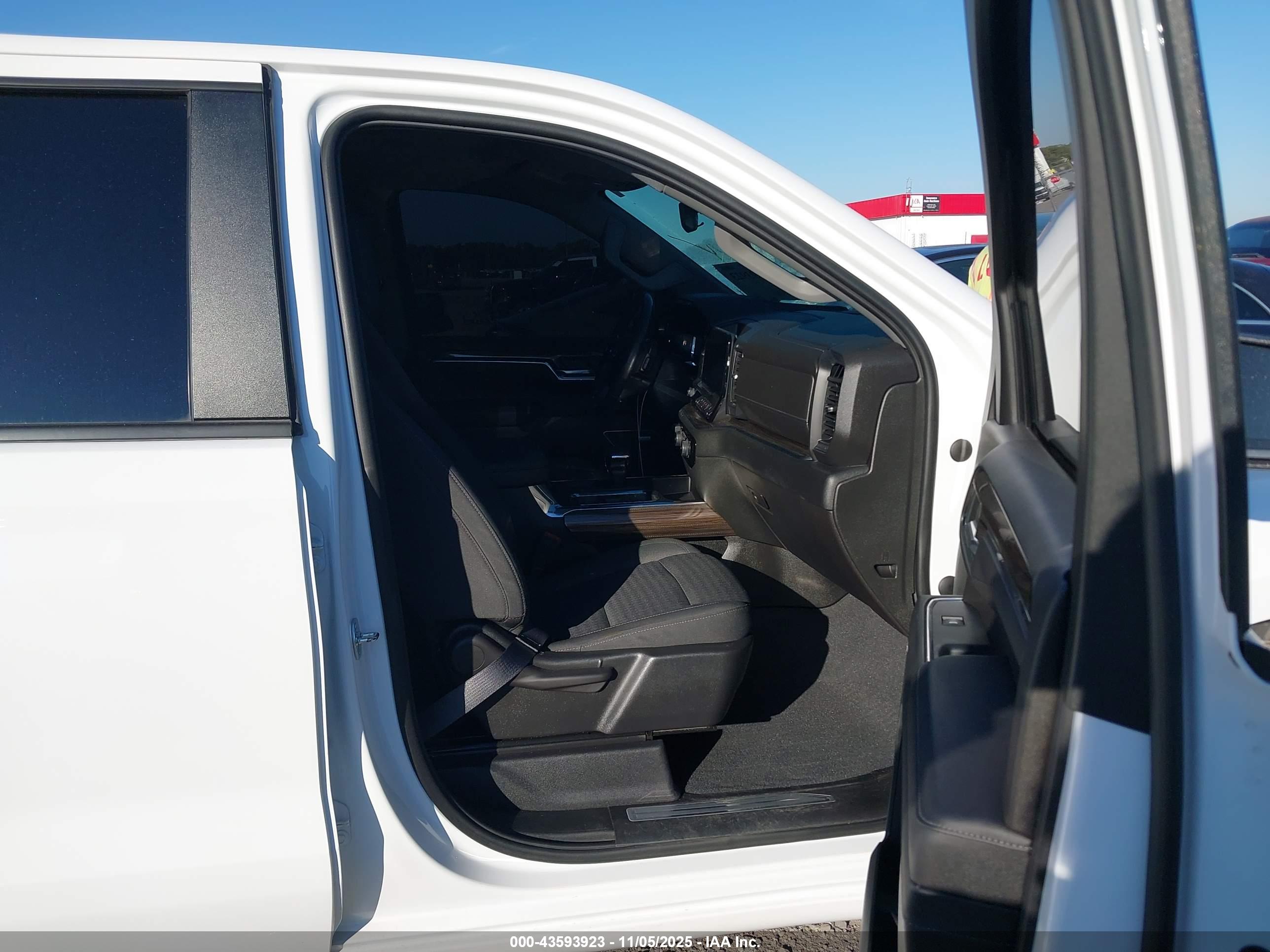 CHEVROLET SILVERADO image 5