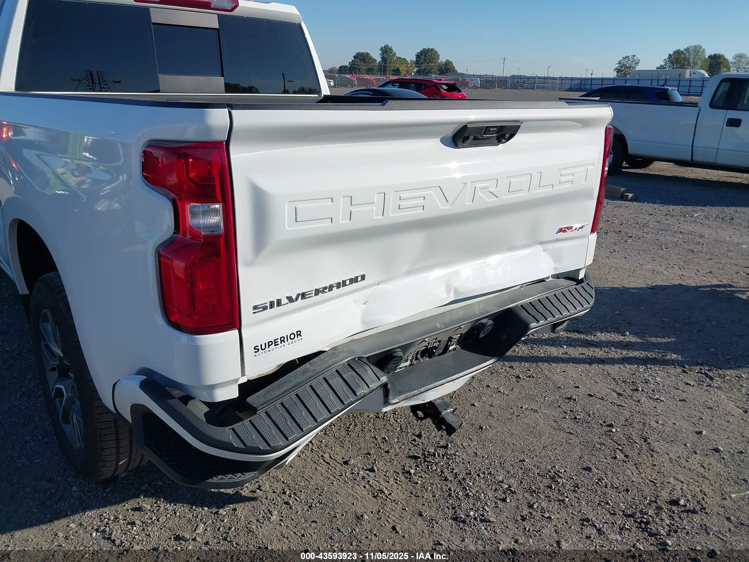 CHEVROLET SILVERADO image 6