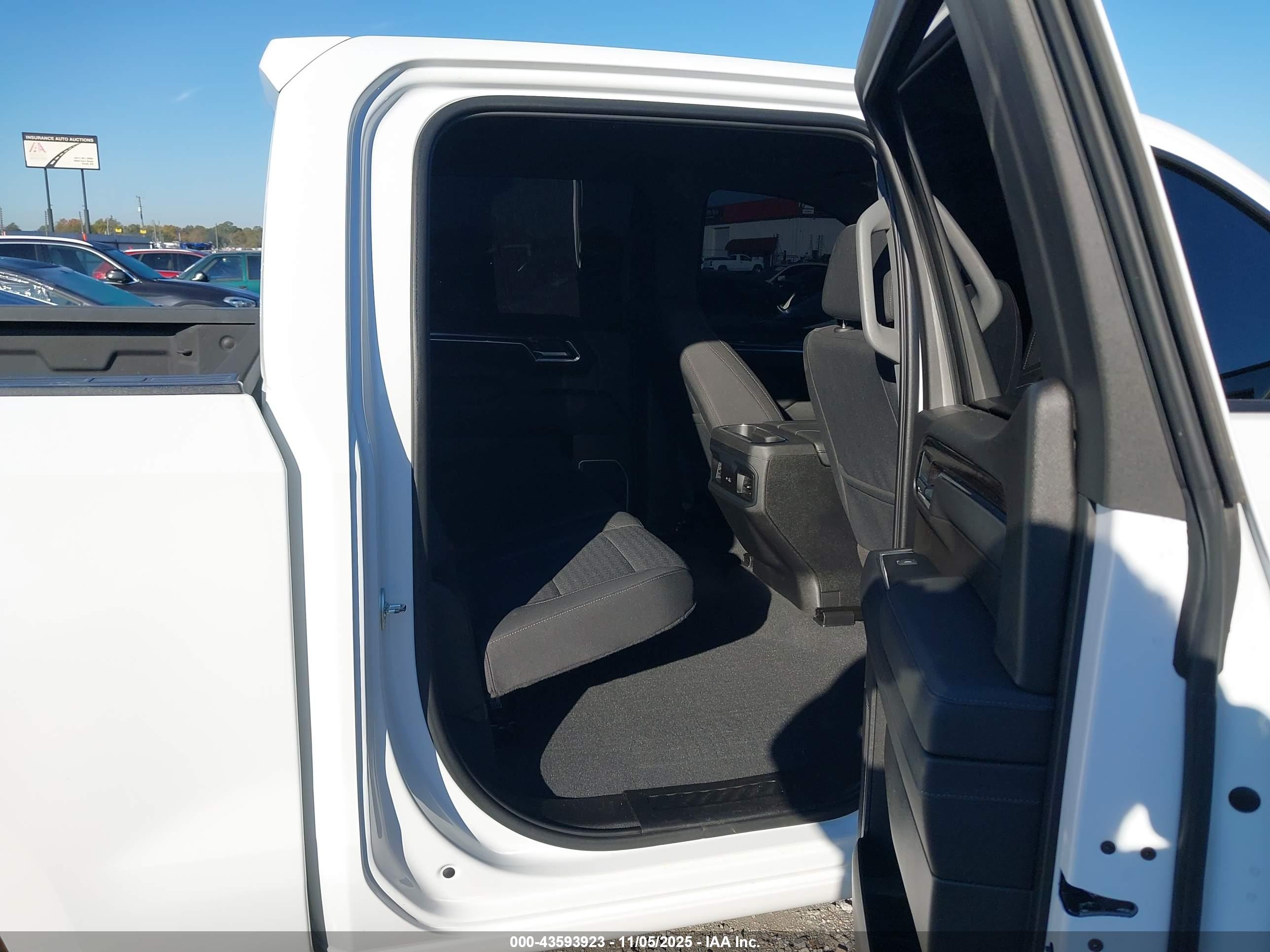 CHEVROLET SILVERADO image 8