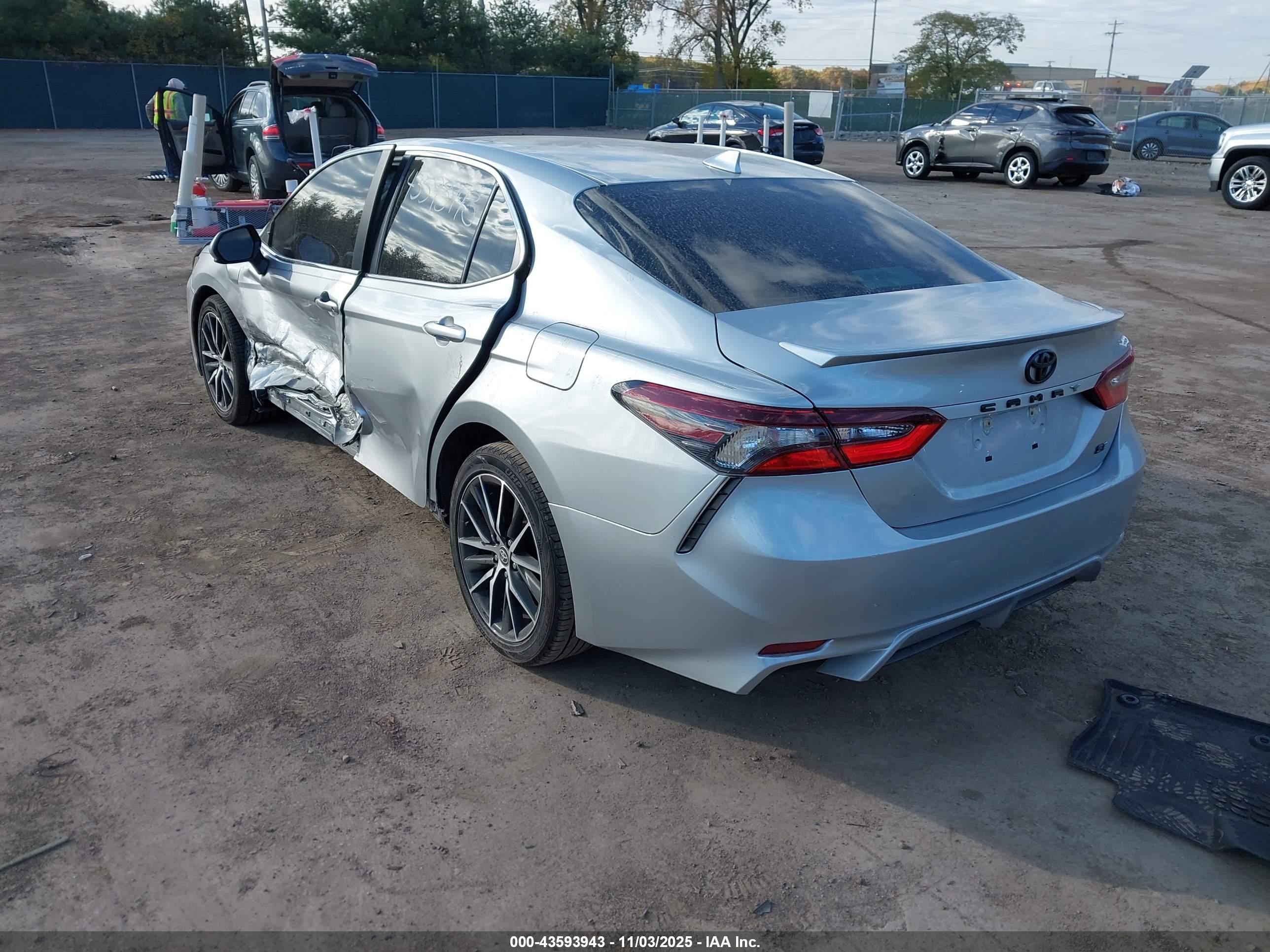 TOYOTA CAMRY image 3