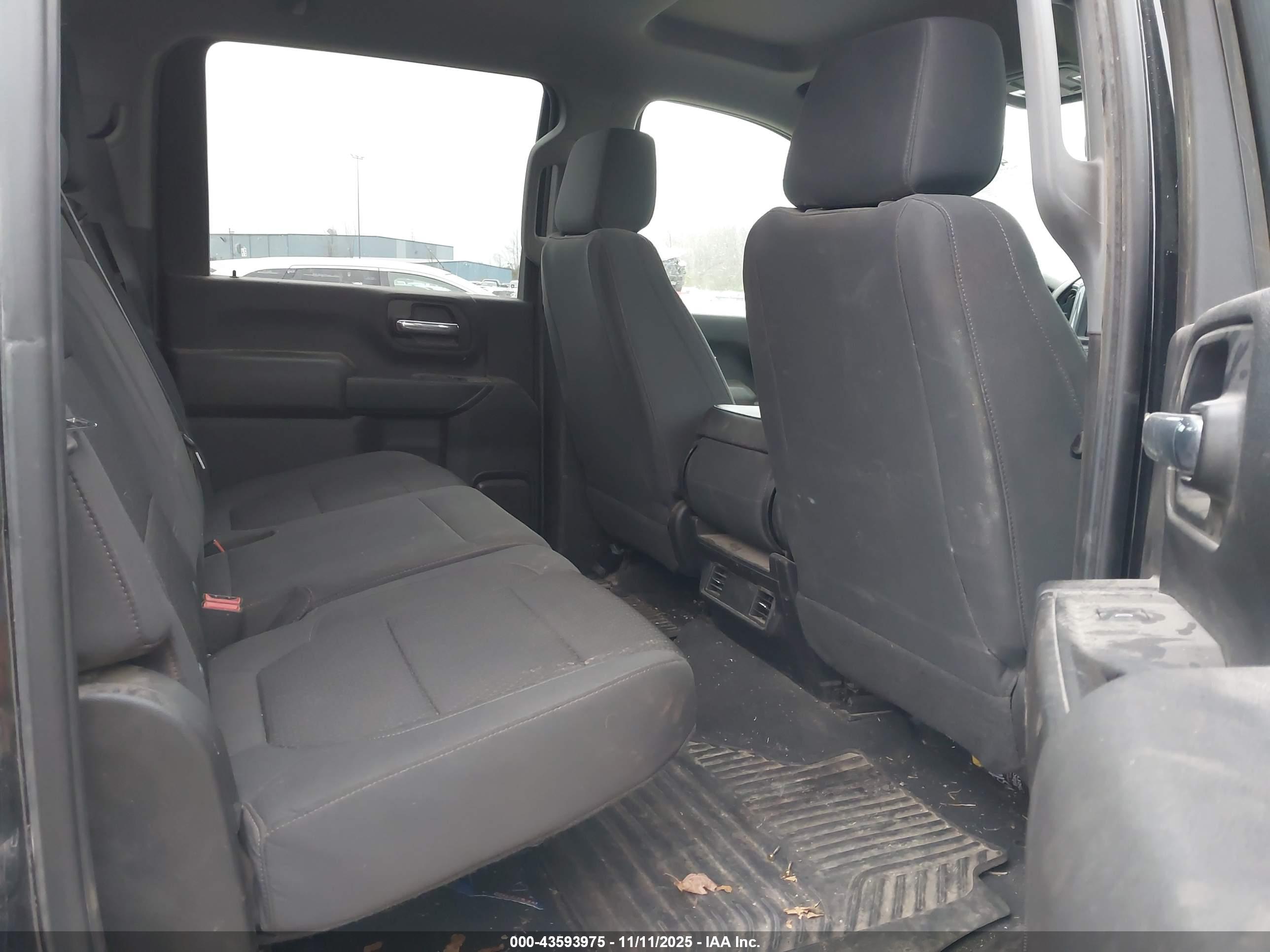 CHEVROLET SILVERADO image 7