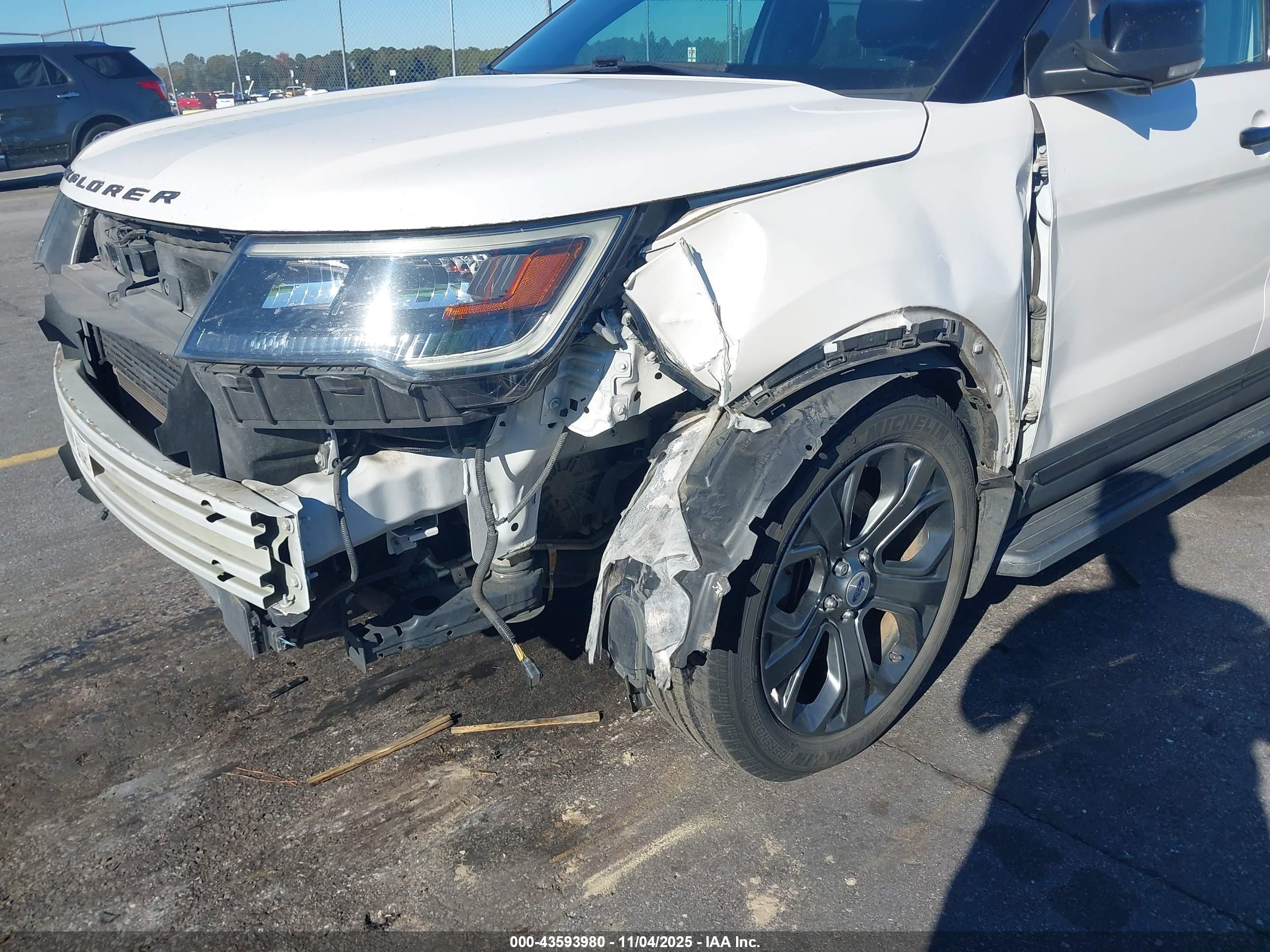 FORD EXPLORER image 6