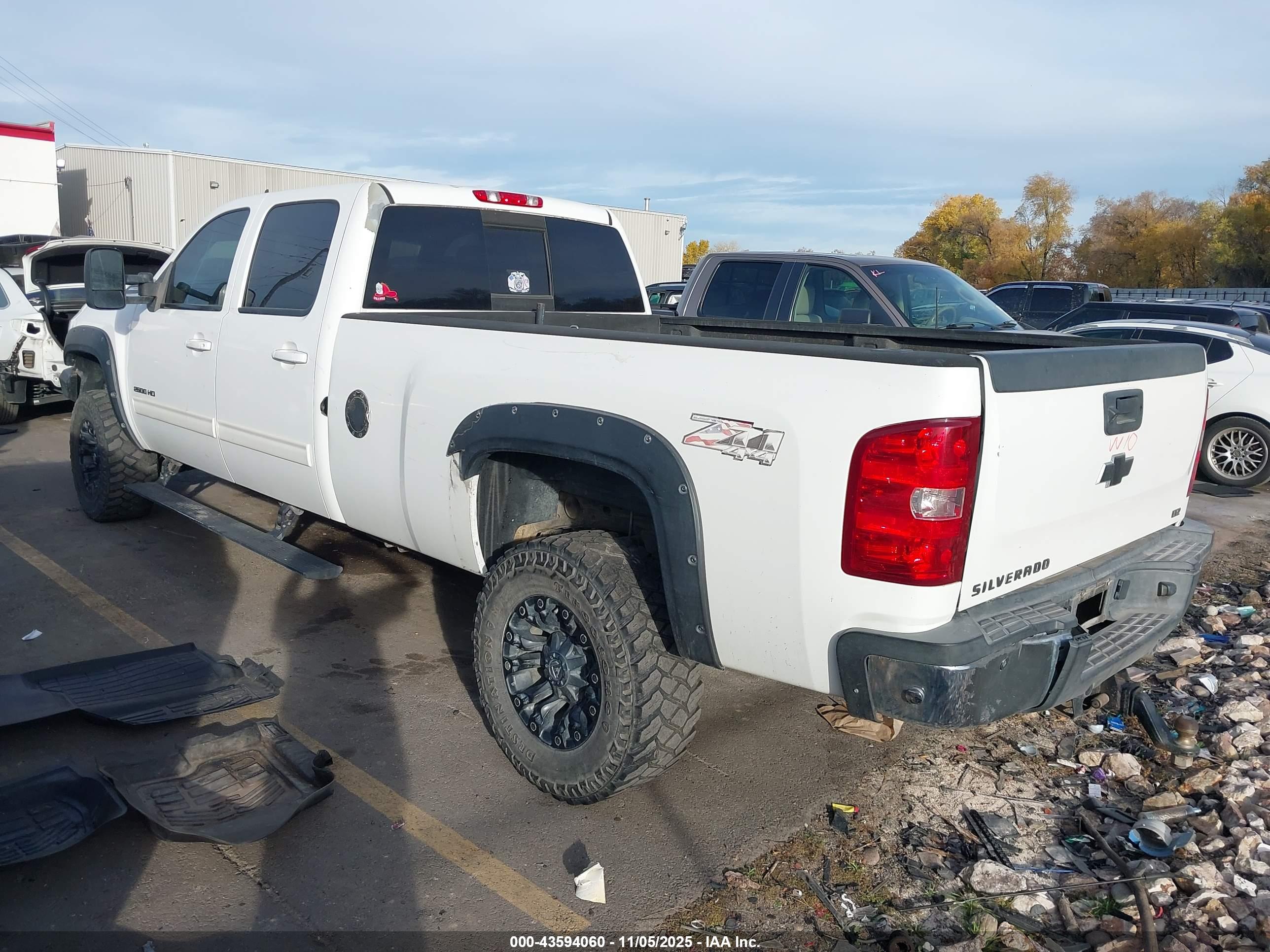 CHEVROLET SILVERADO image 3