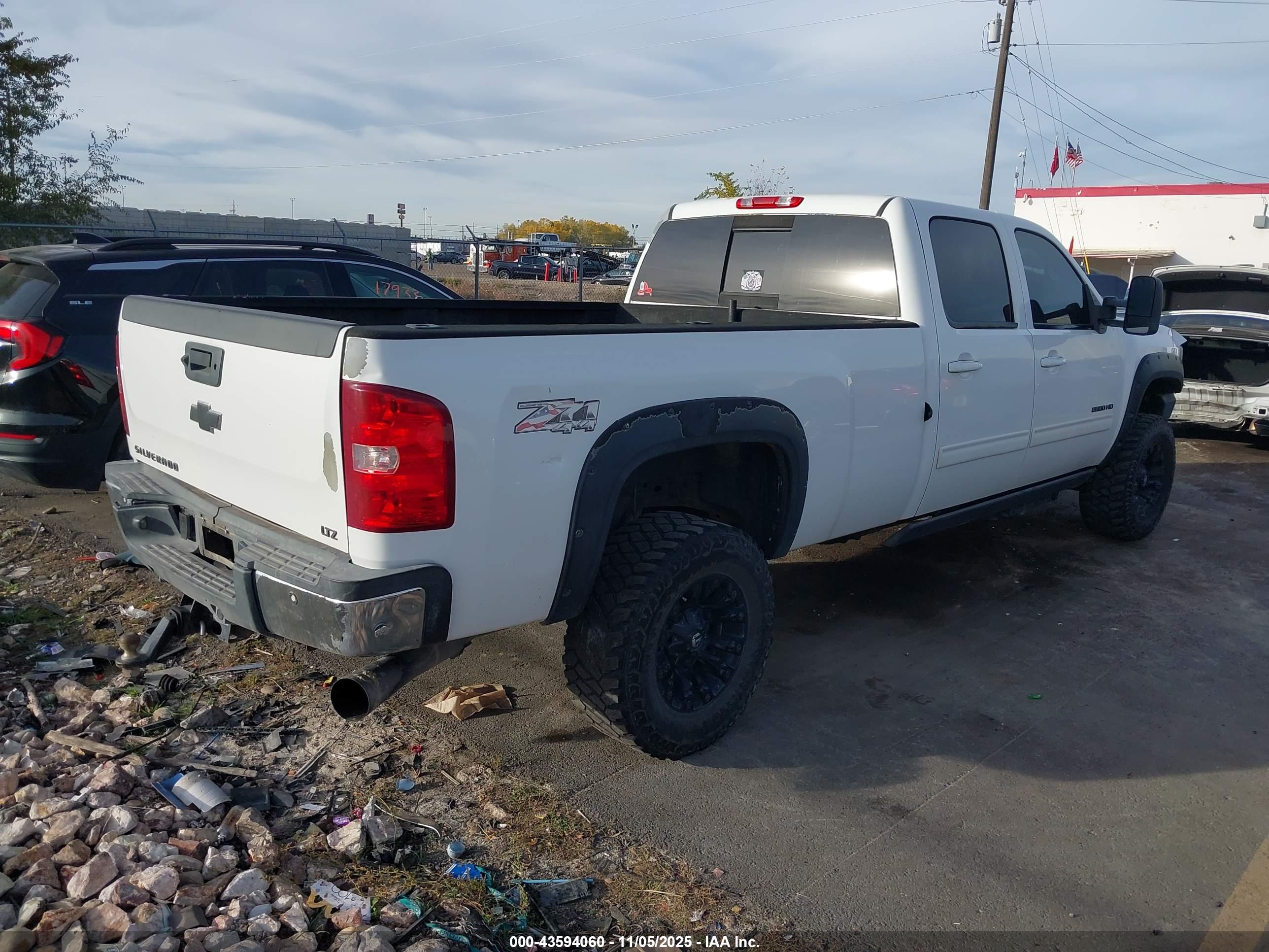 CHEVROLET SILVERADO image 4