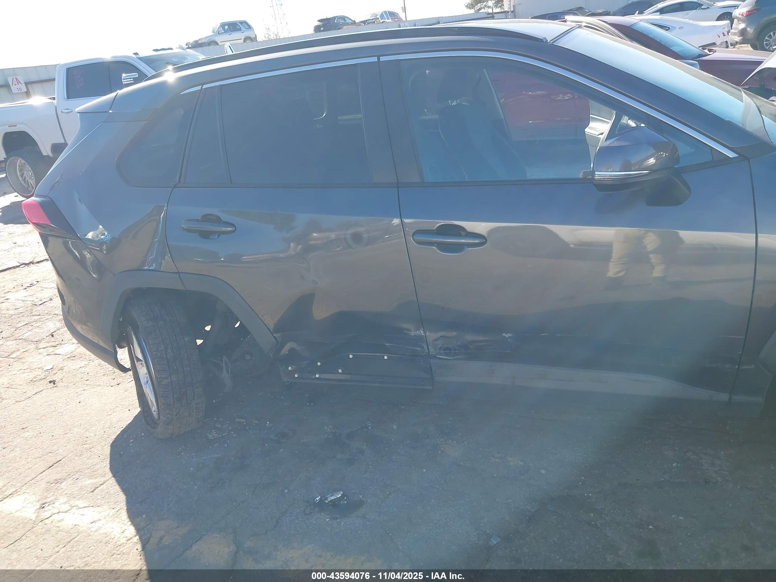 TOYOTA RAV4 image 6