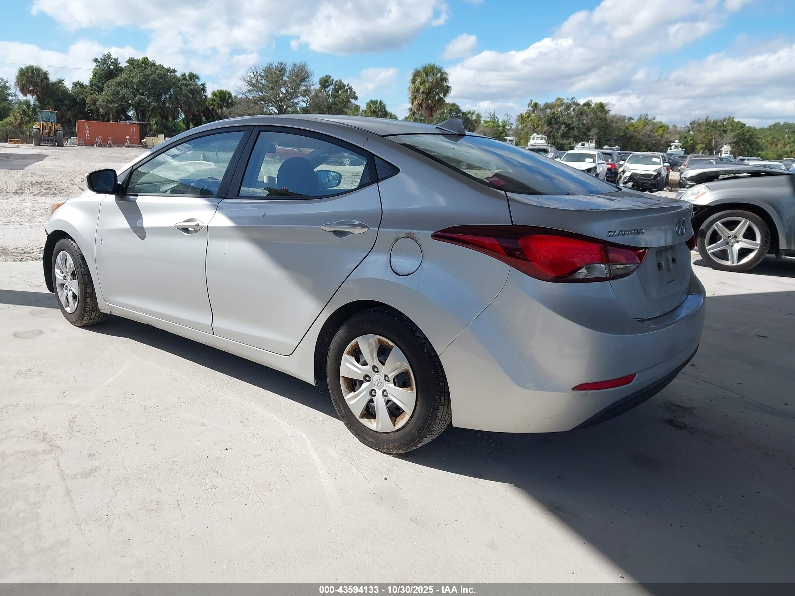 HYUNDAI ELANTRA image 3