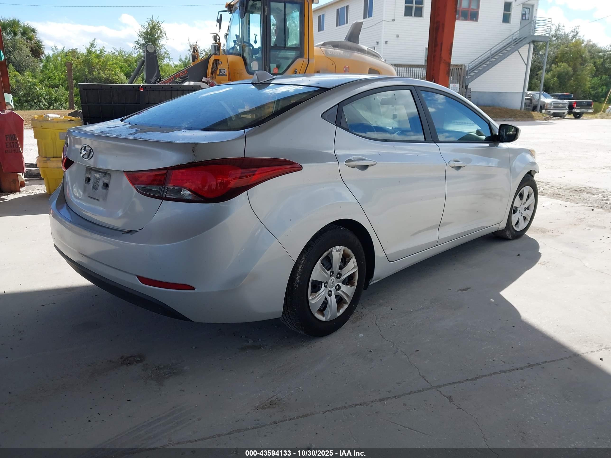 HYUNDAI ELANTRA image 4