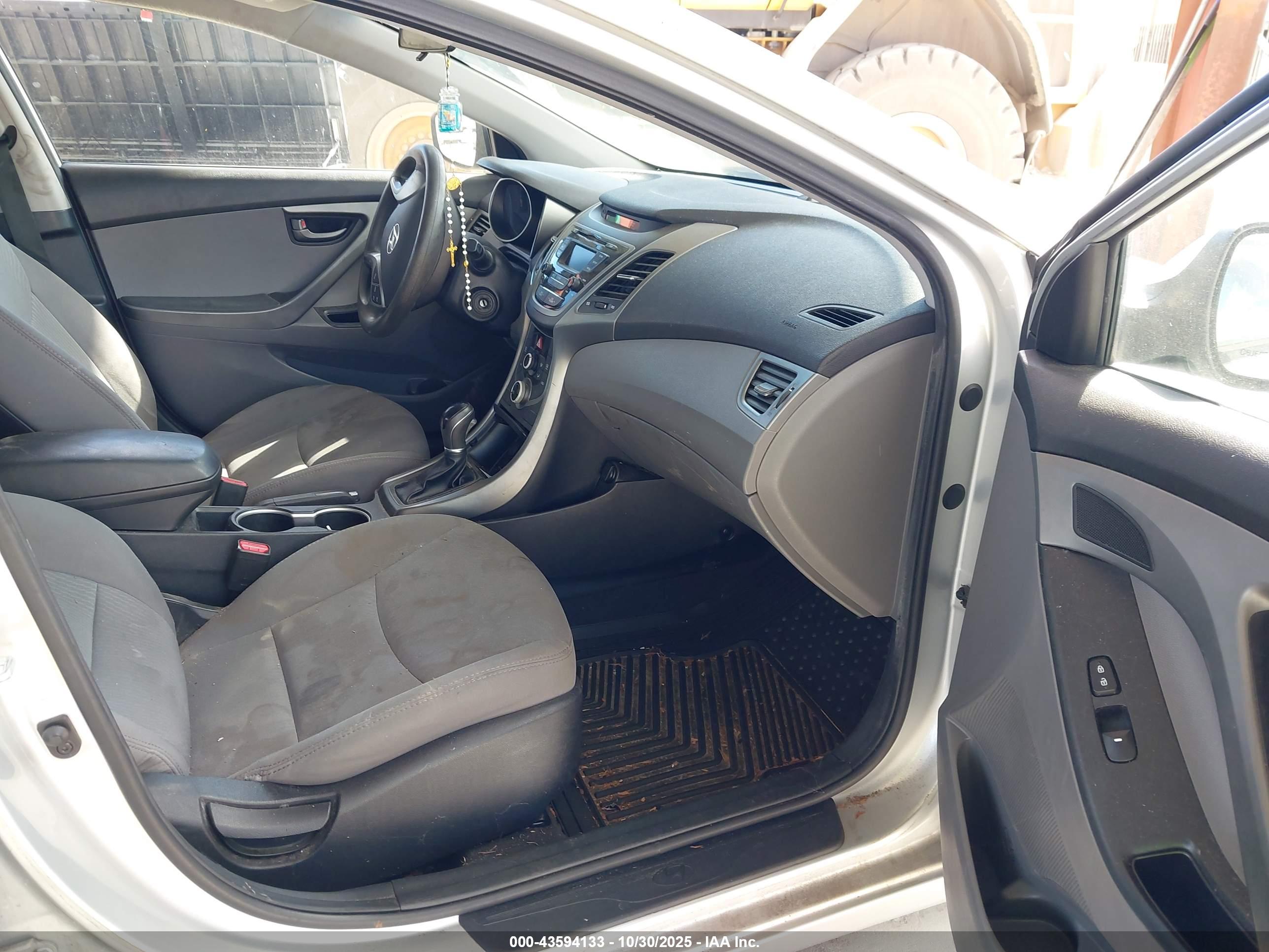 HYUNDAI ELANTRA image 5