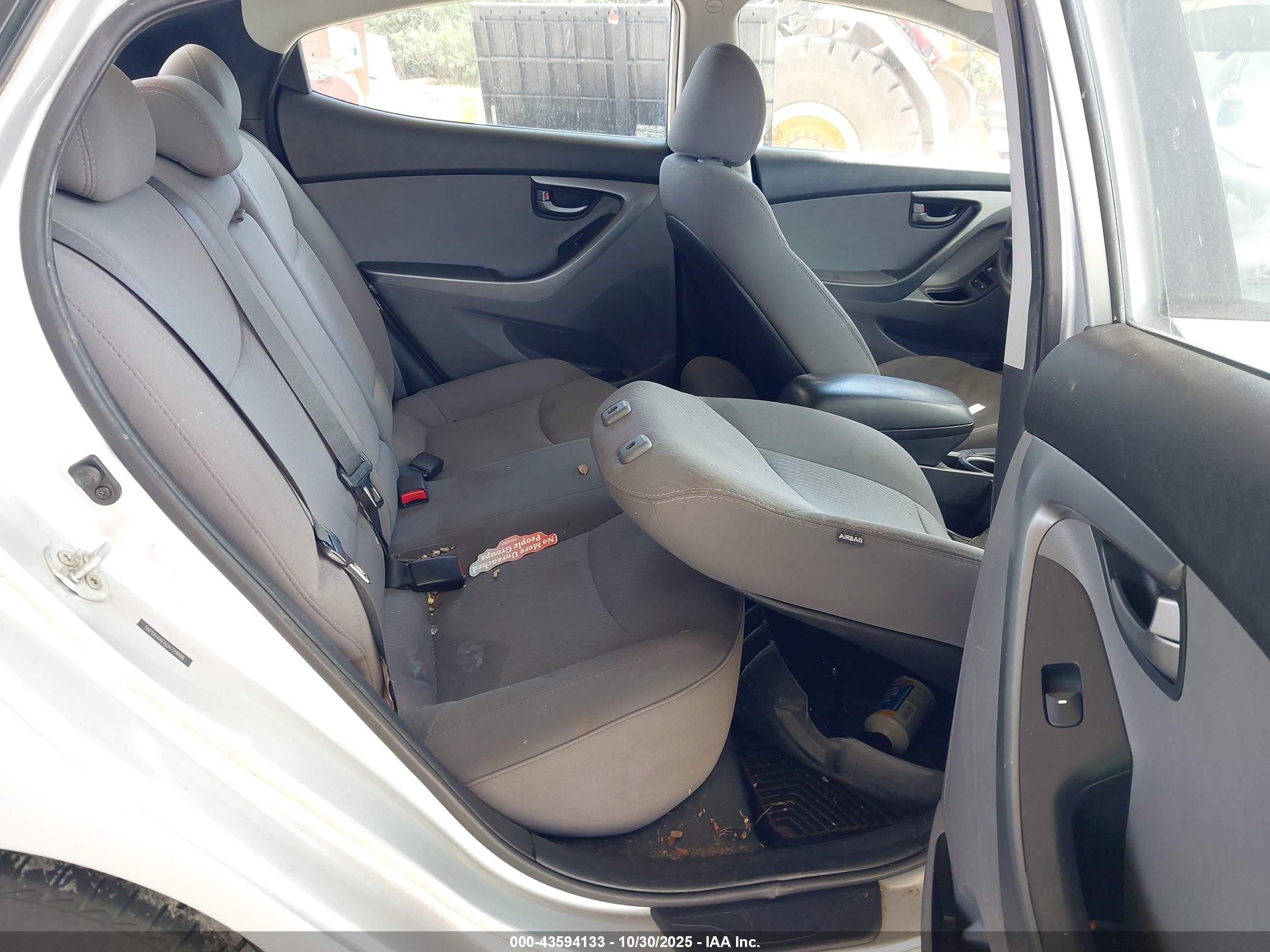 HYUNDAI ELANTRA image 8