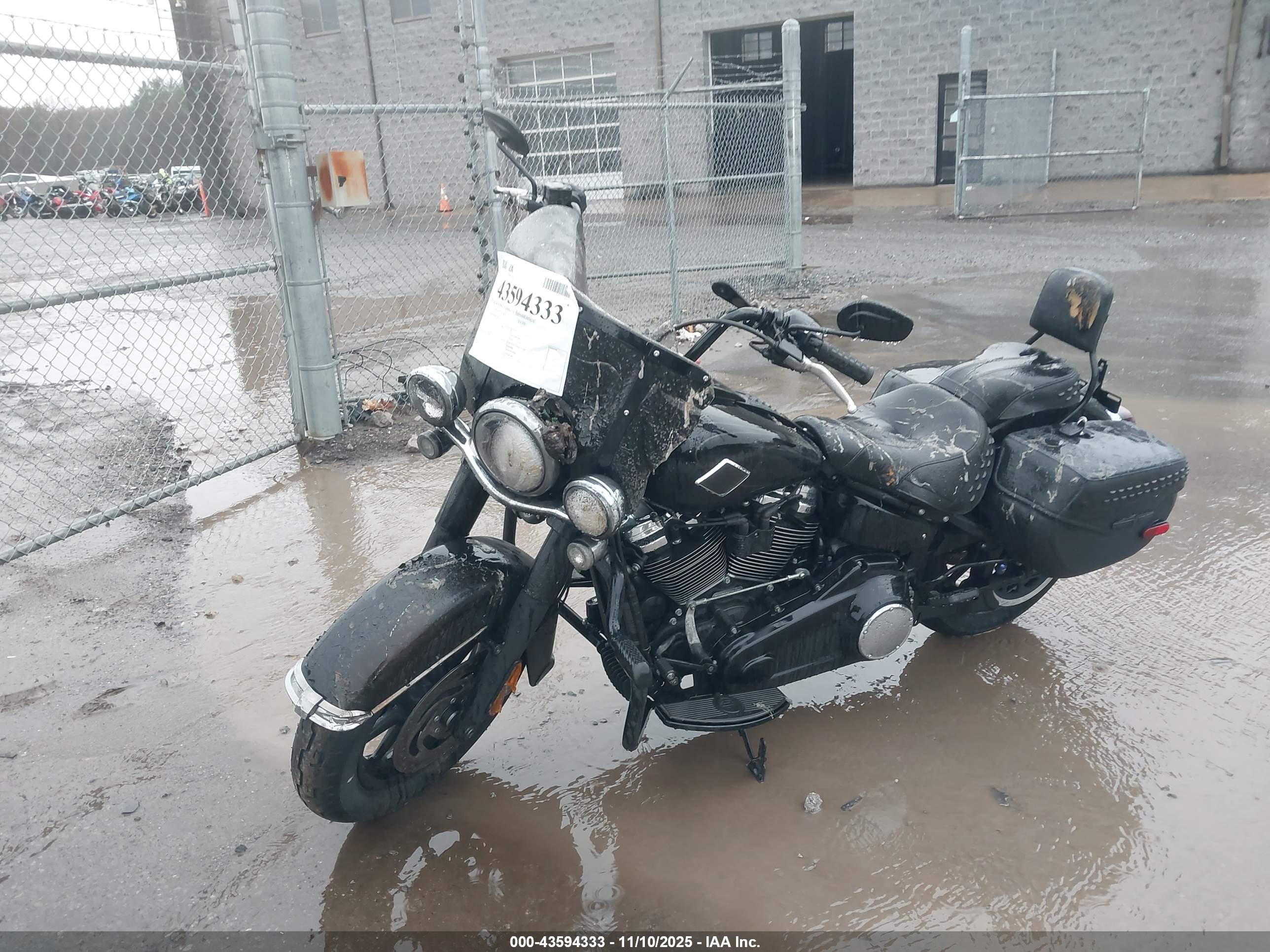 HARLEY-DAVIDSON FLHC image 2