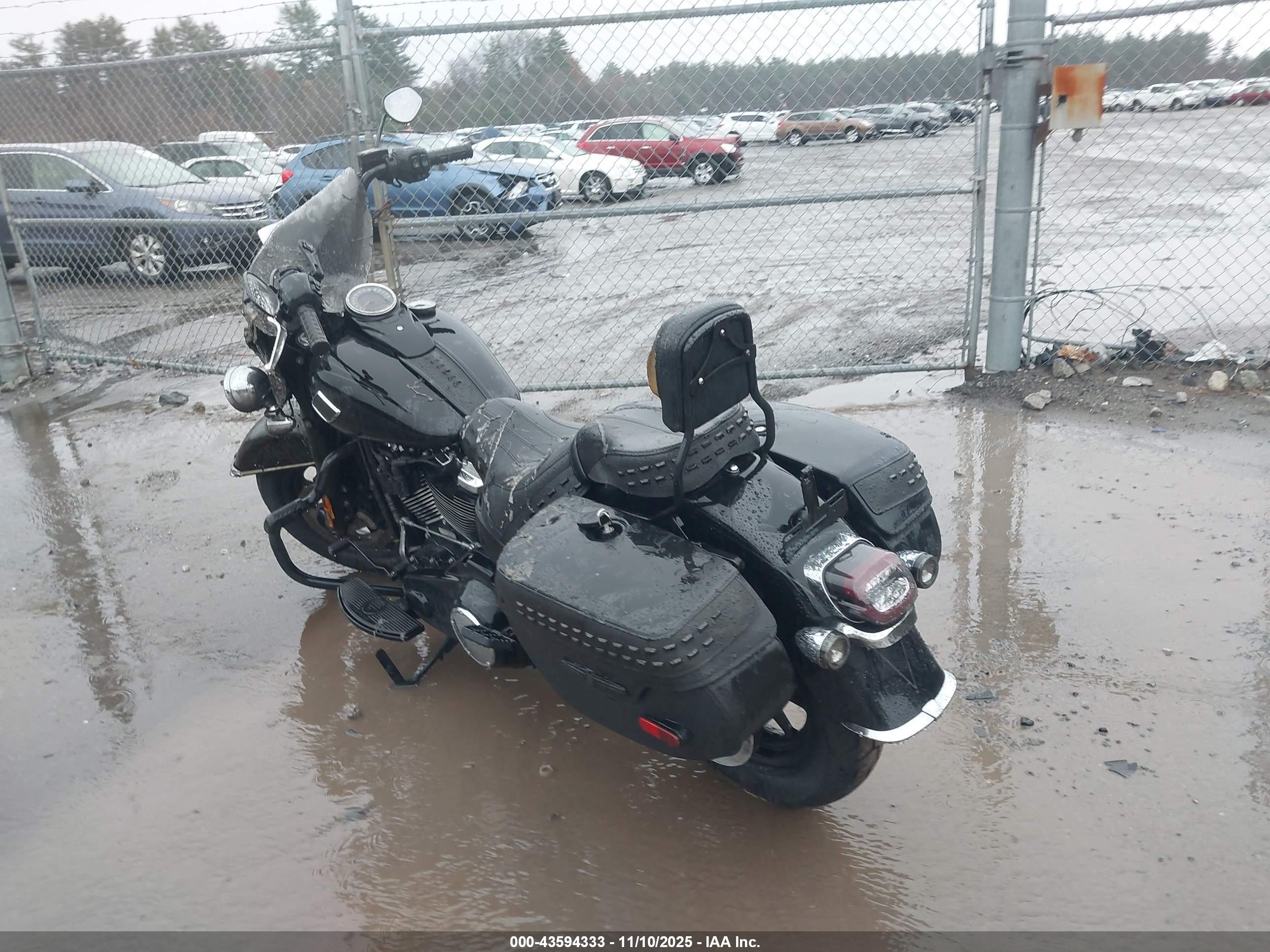 HARLEY-DAVIDSON FLHC image 3
