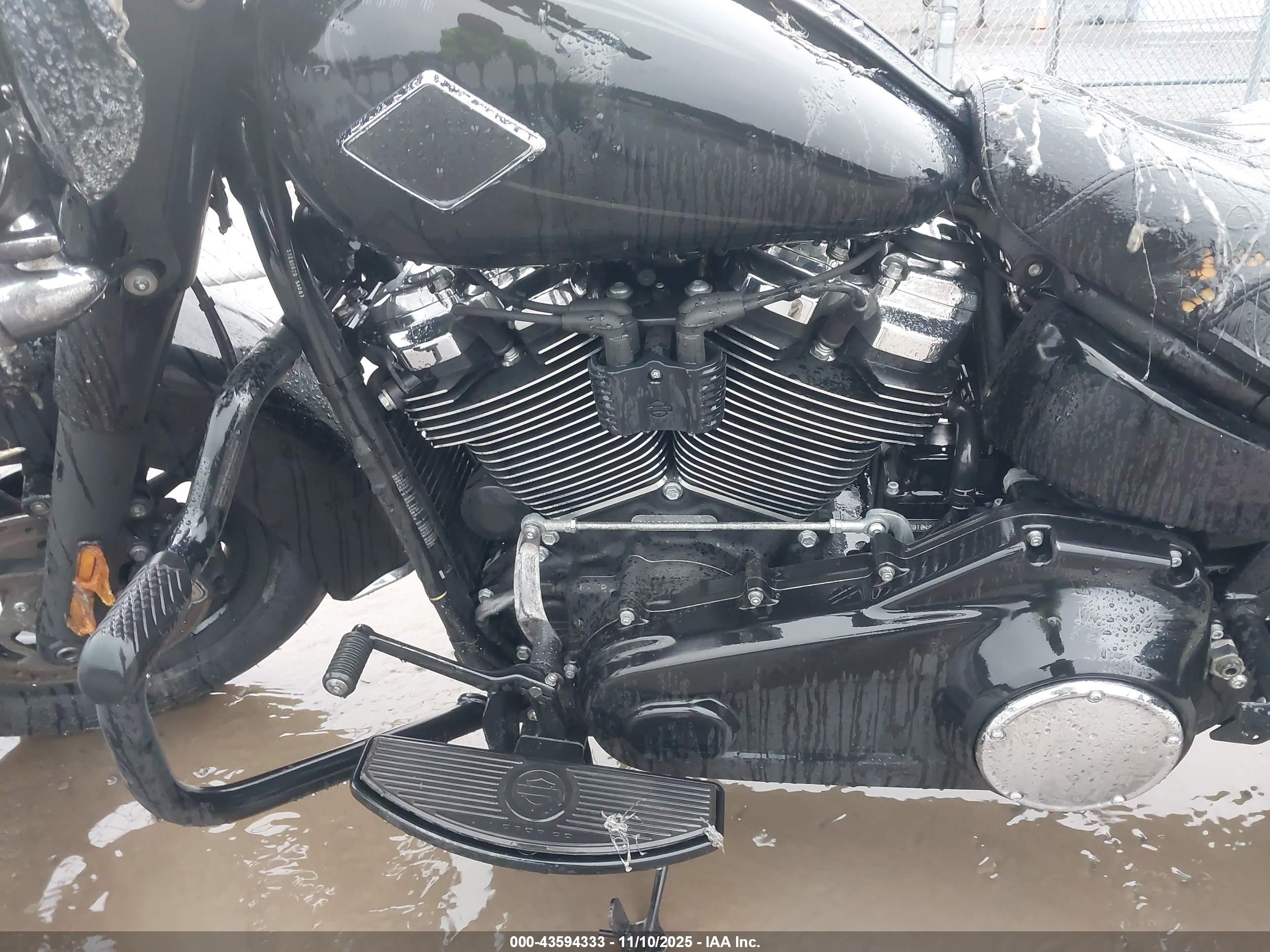 HARLEY-DAVIDSON FLHC image 9
