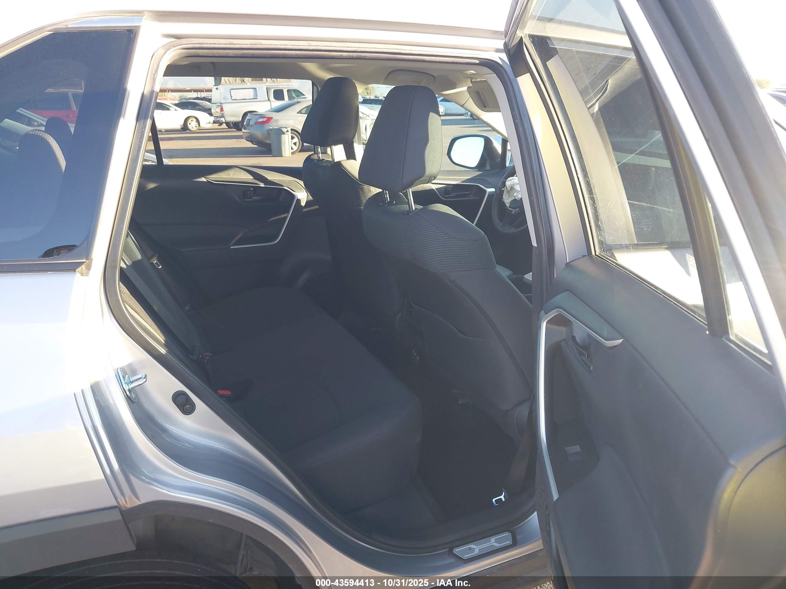 TOYOTA RAV4 image 8