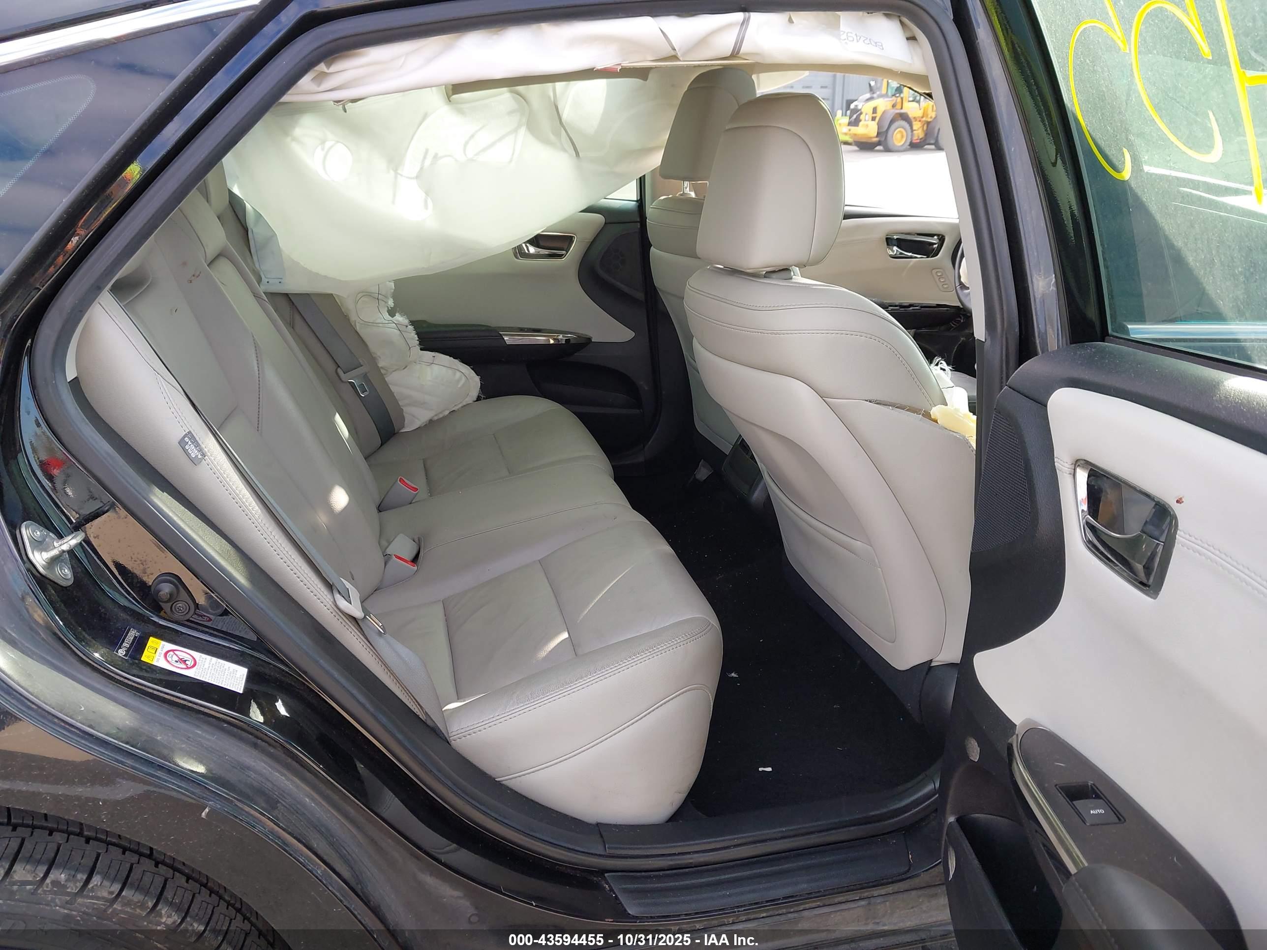 TOYOTA AVALON image 8