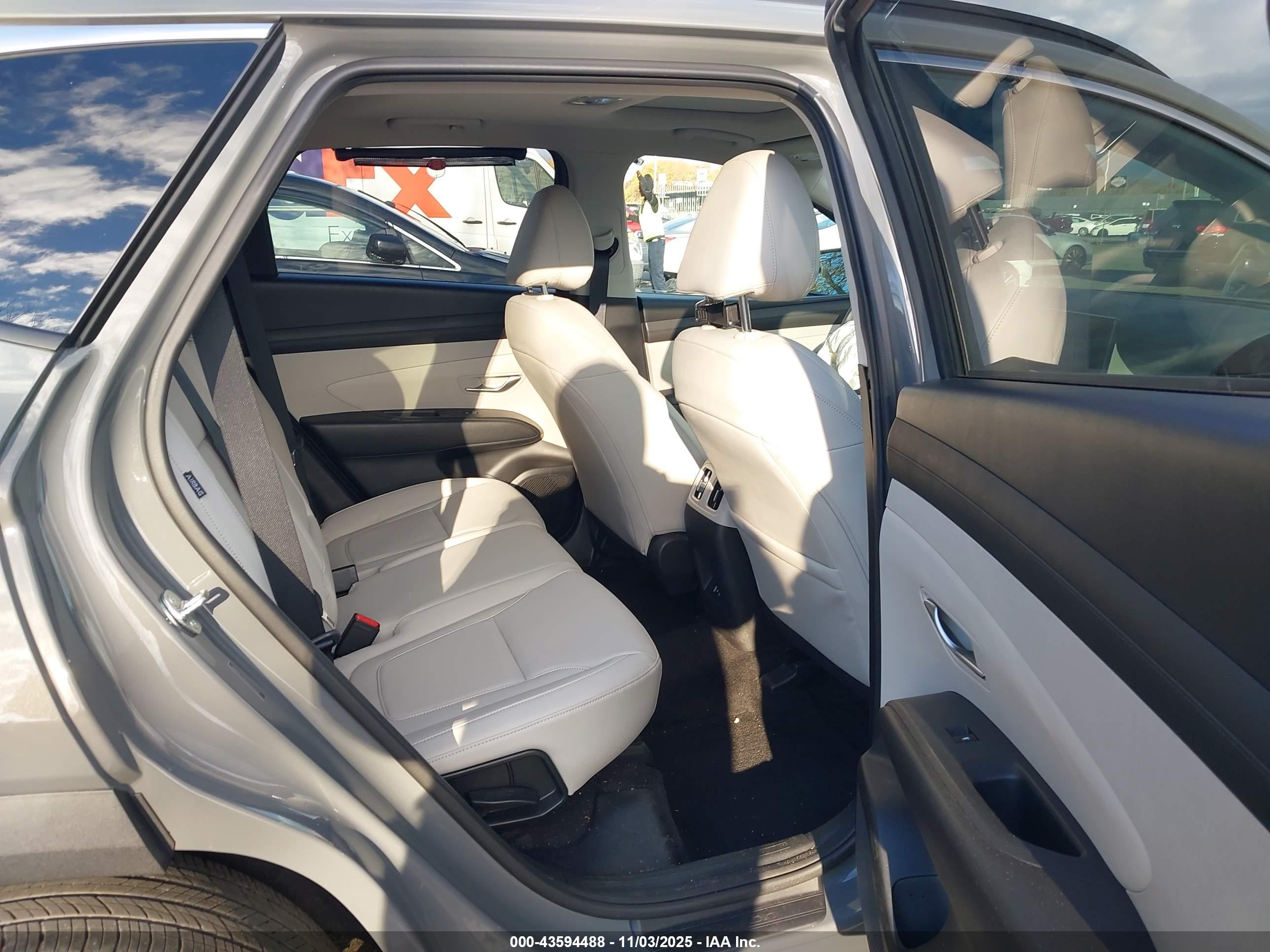 HYUNDAI TUCSON image 8