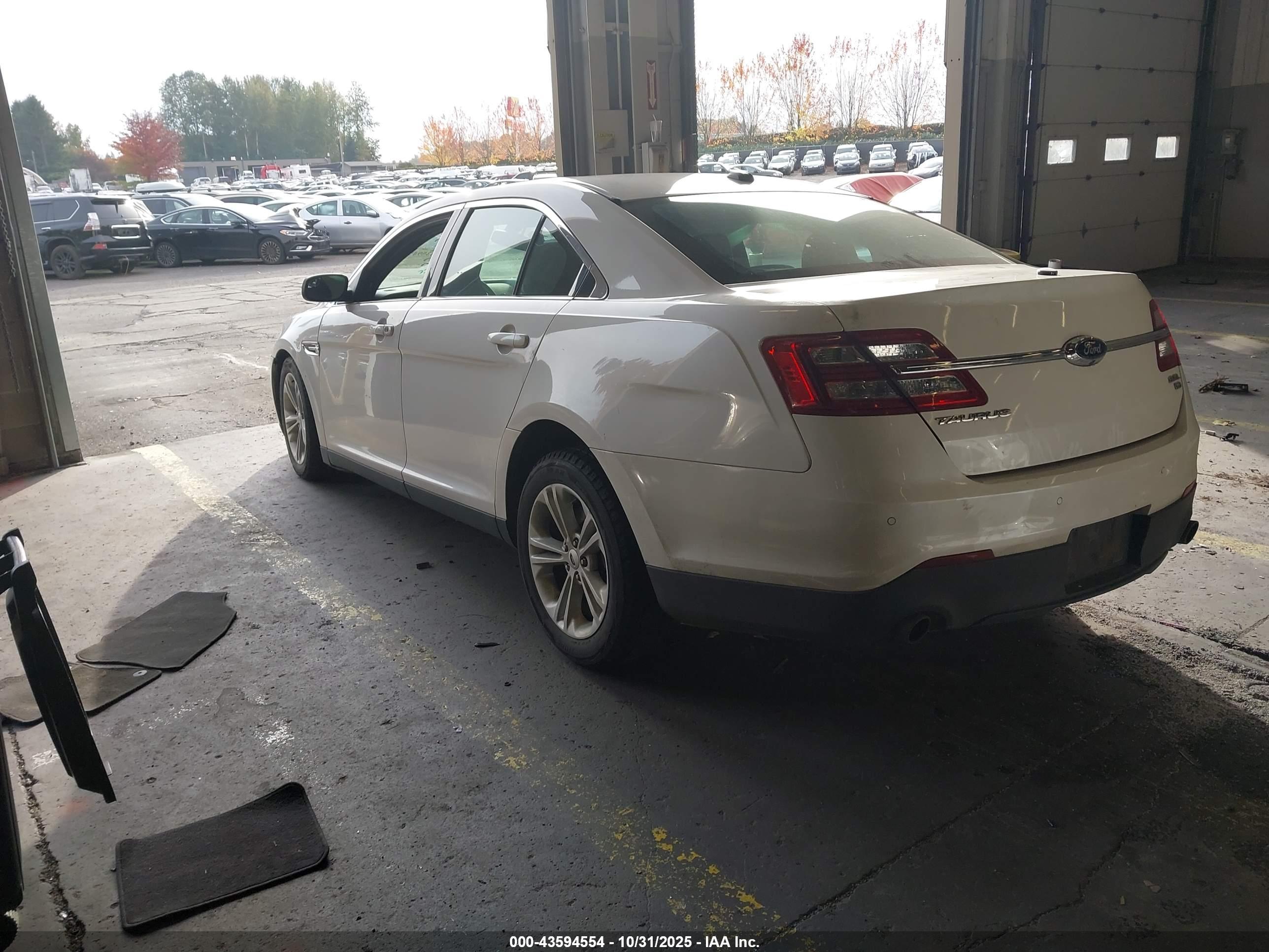 FORD TAURUS image 3