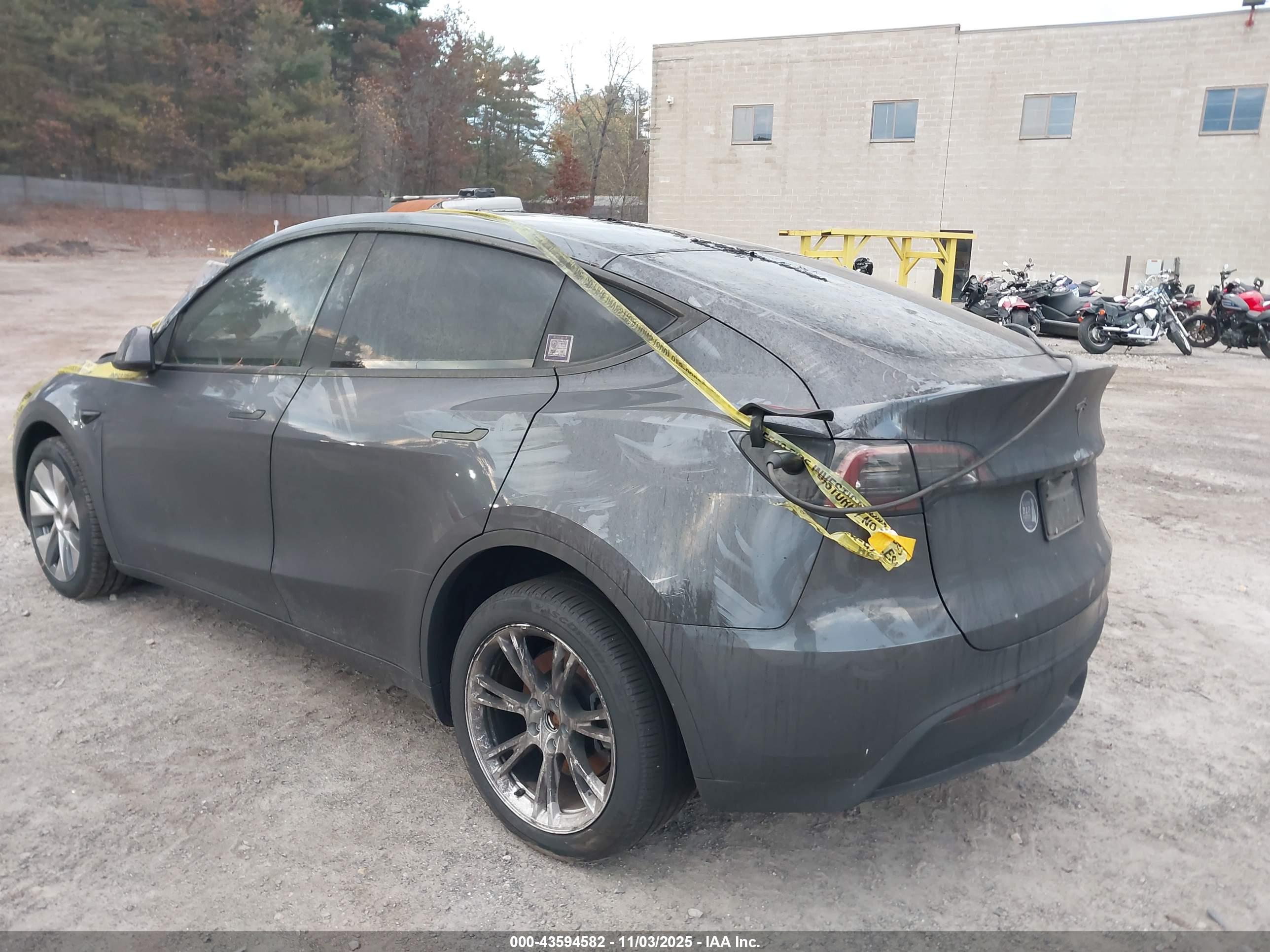 TESLA MODEL image 3