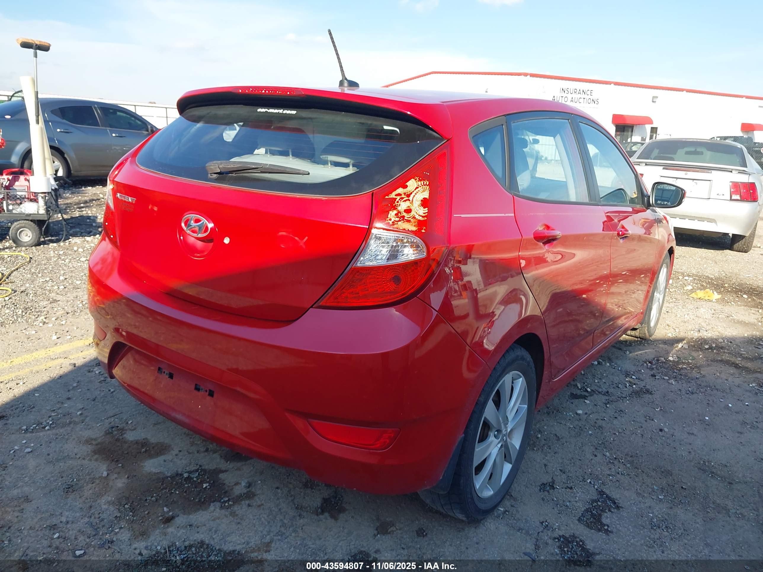 HYUNDAI ACCENT image 4
