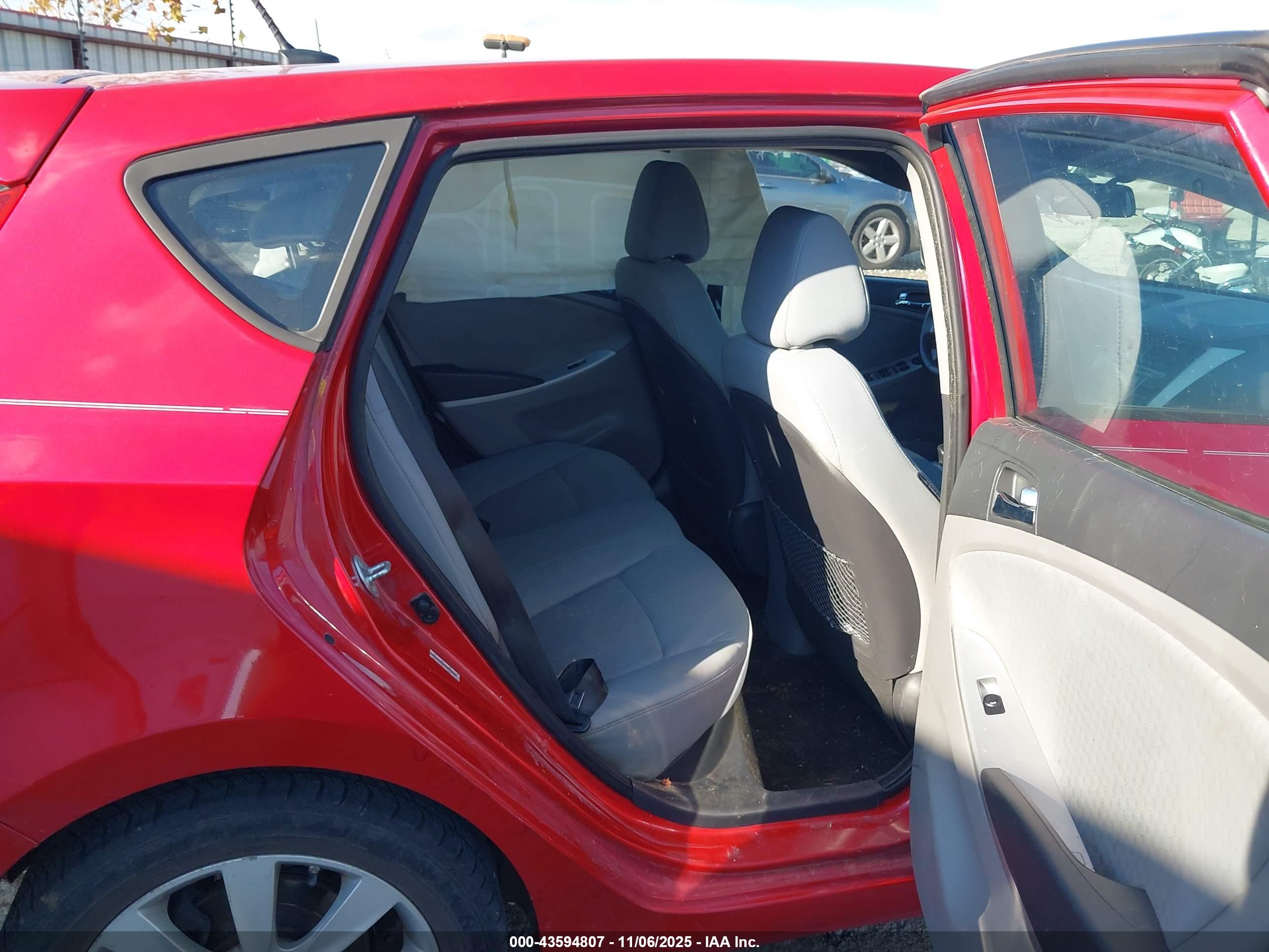HYUNDAI ACCENT image 8