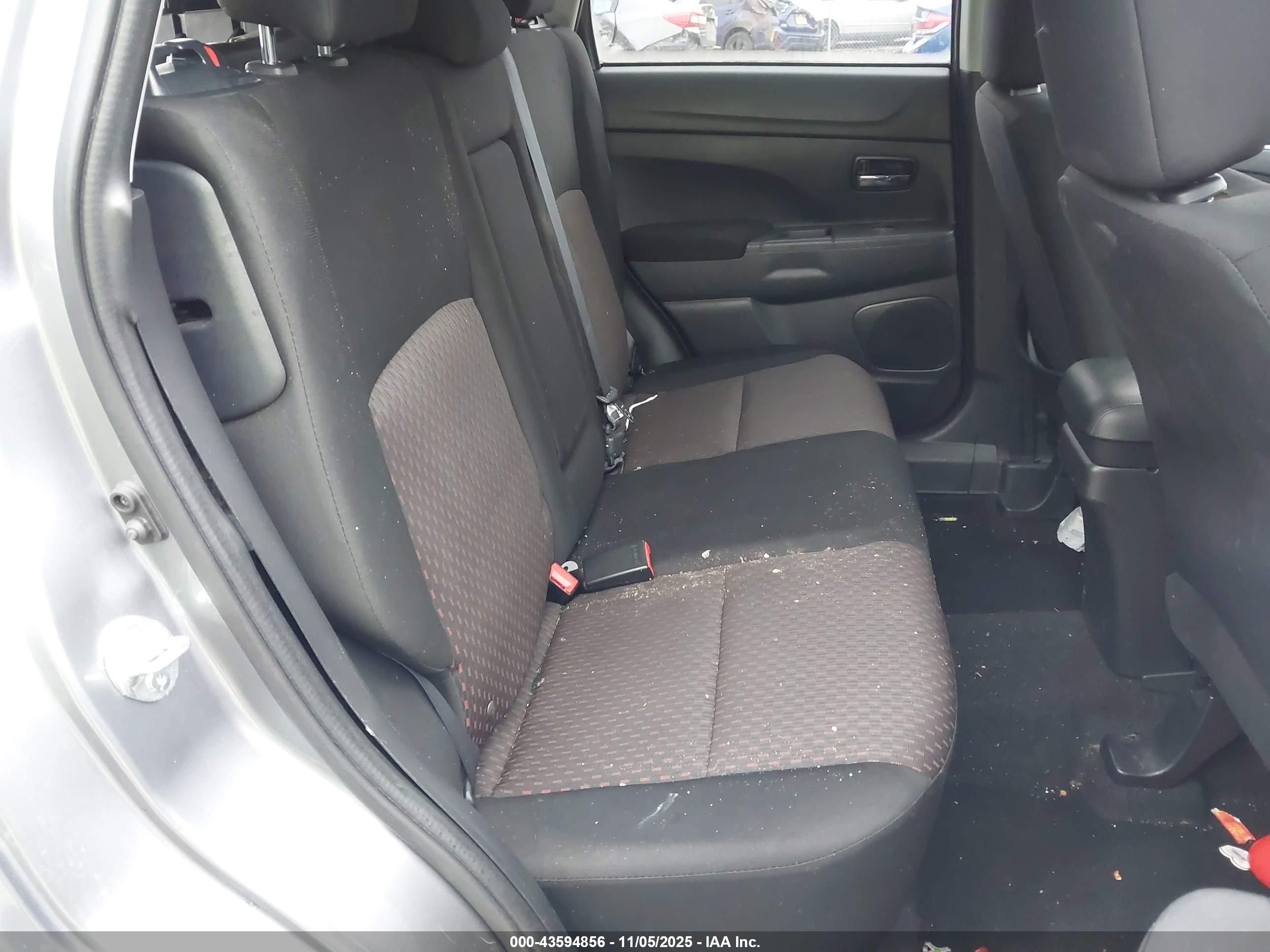 MITSUBISHI OUTLANDER image 8