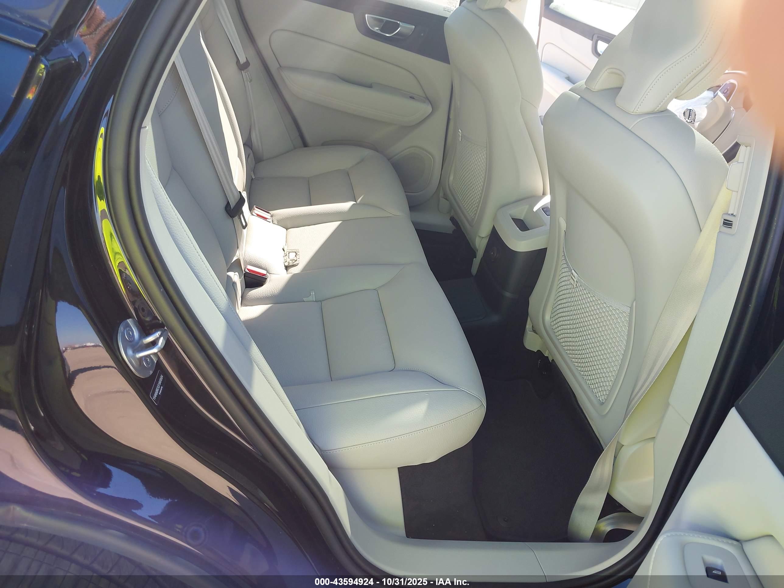 VOLVO XC60 image 8