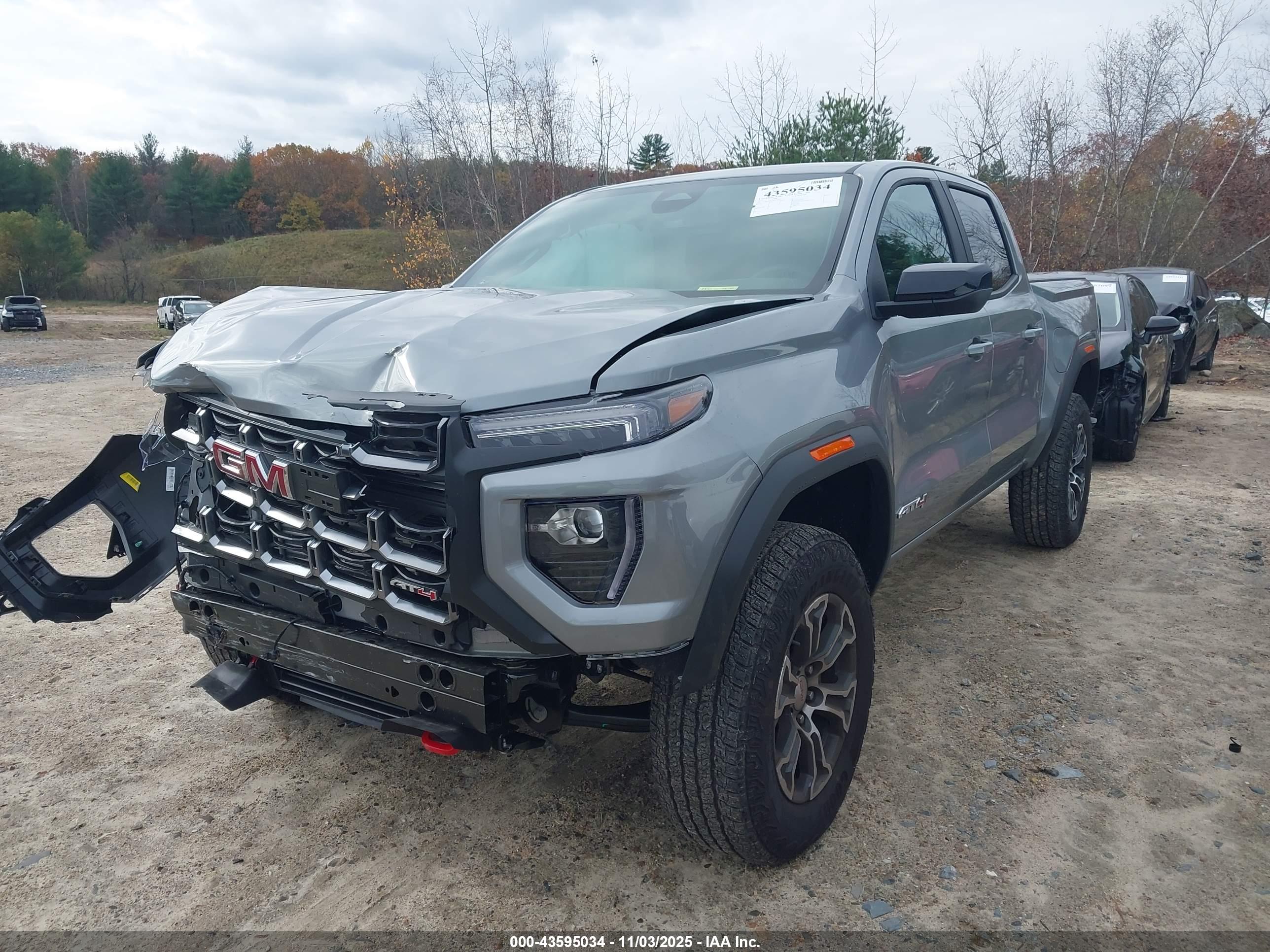 GMC CANYON image 2