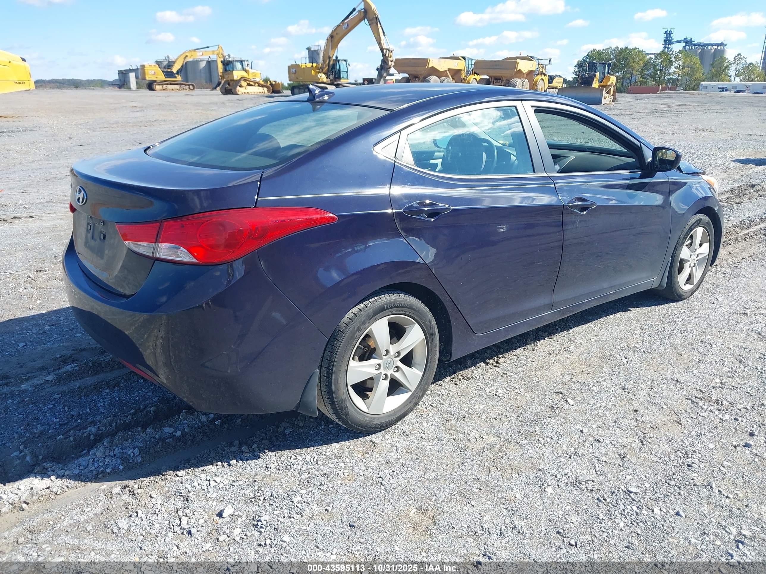 HYUNDAI ELANTRA image 4