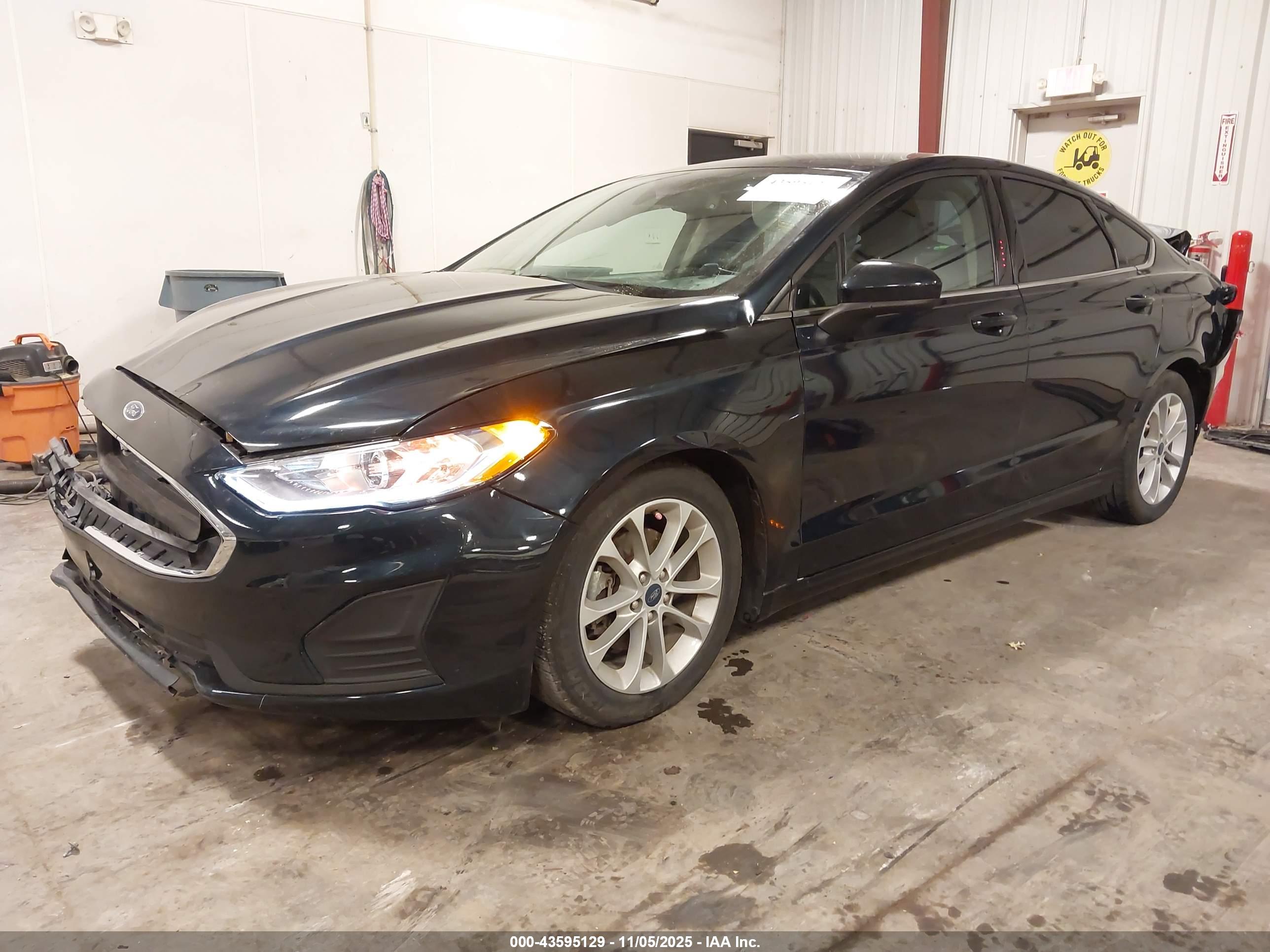 FORD FUSION image 2