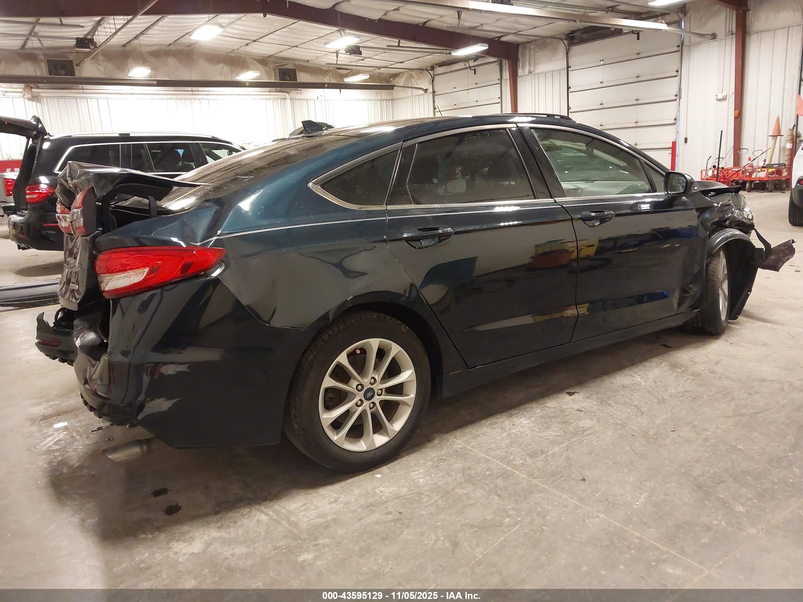 FORD FUSION image 4
