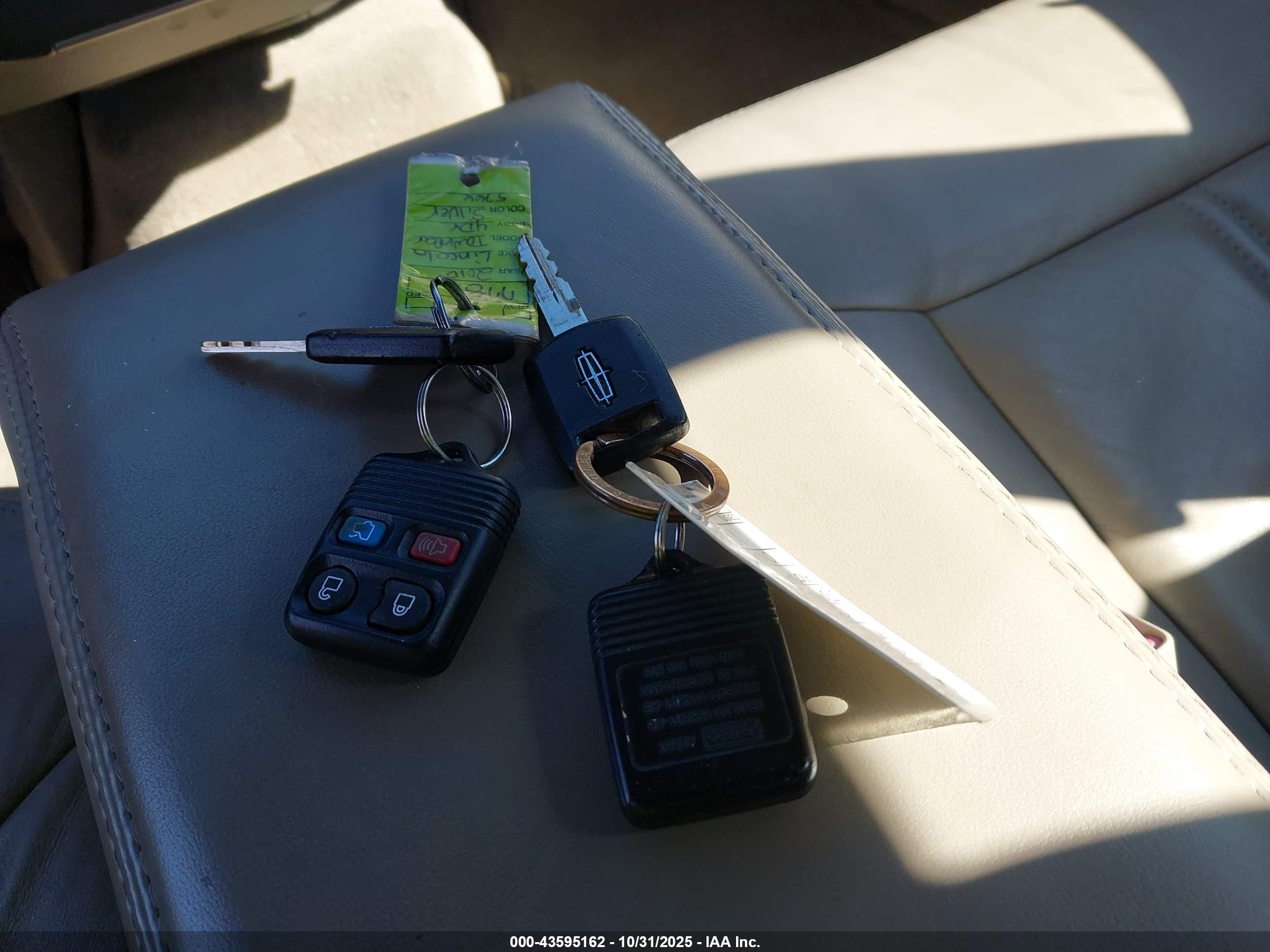 LINCOLN TOWN image 11
