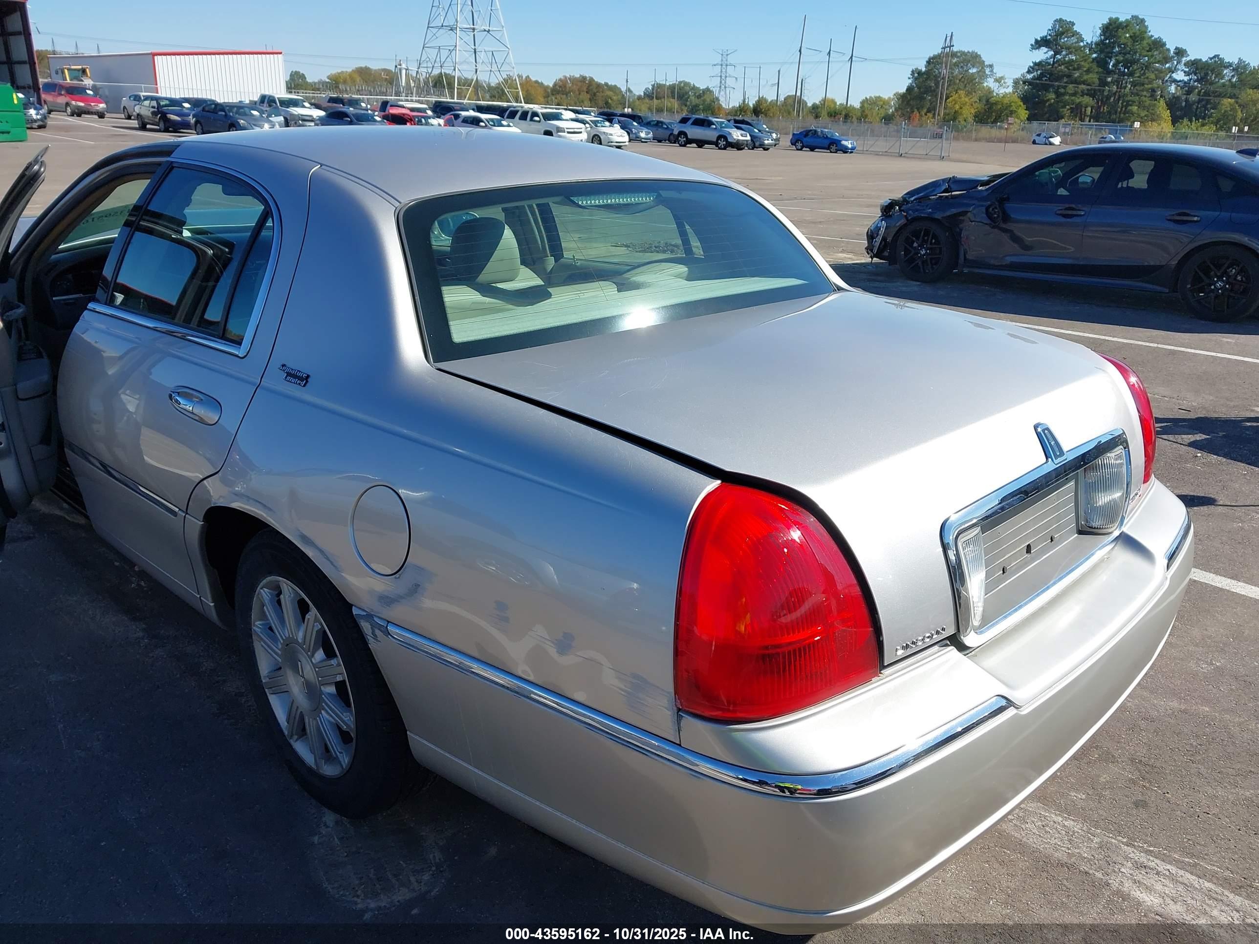 LINCOLN TOWN image 3