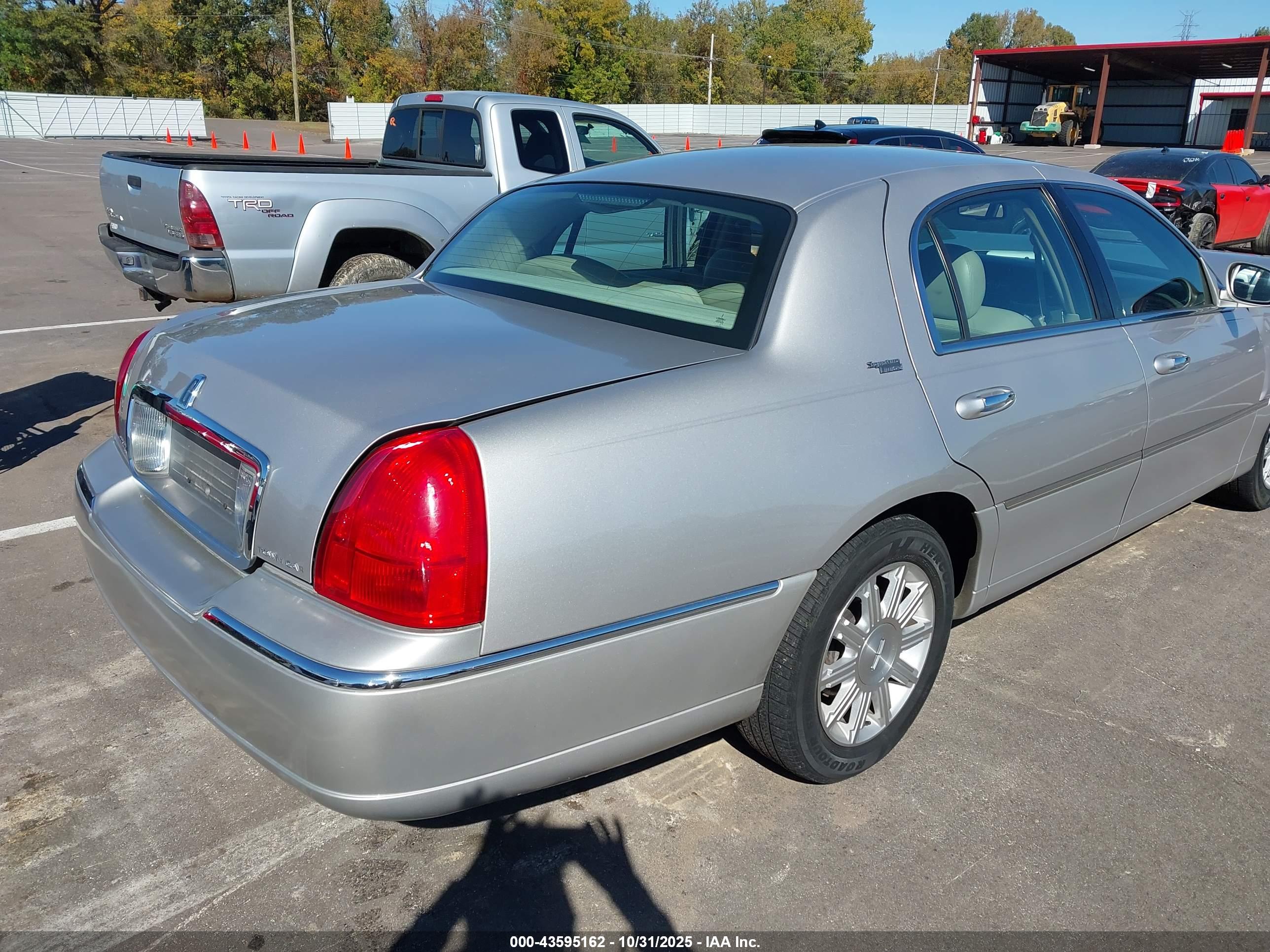 LINCOLN TOWN image 4