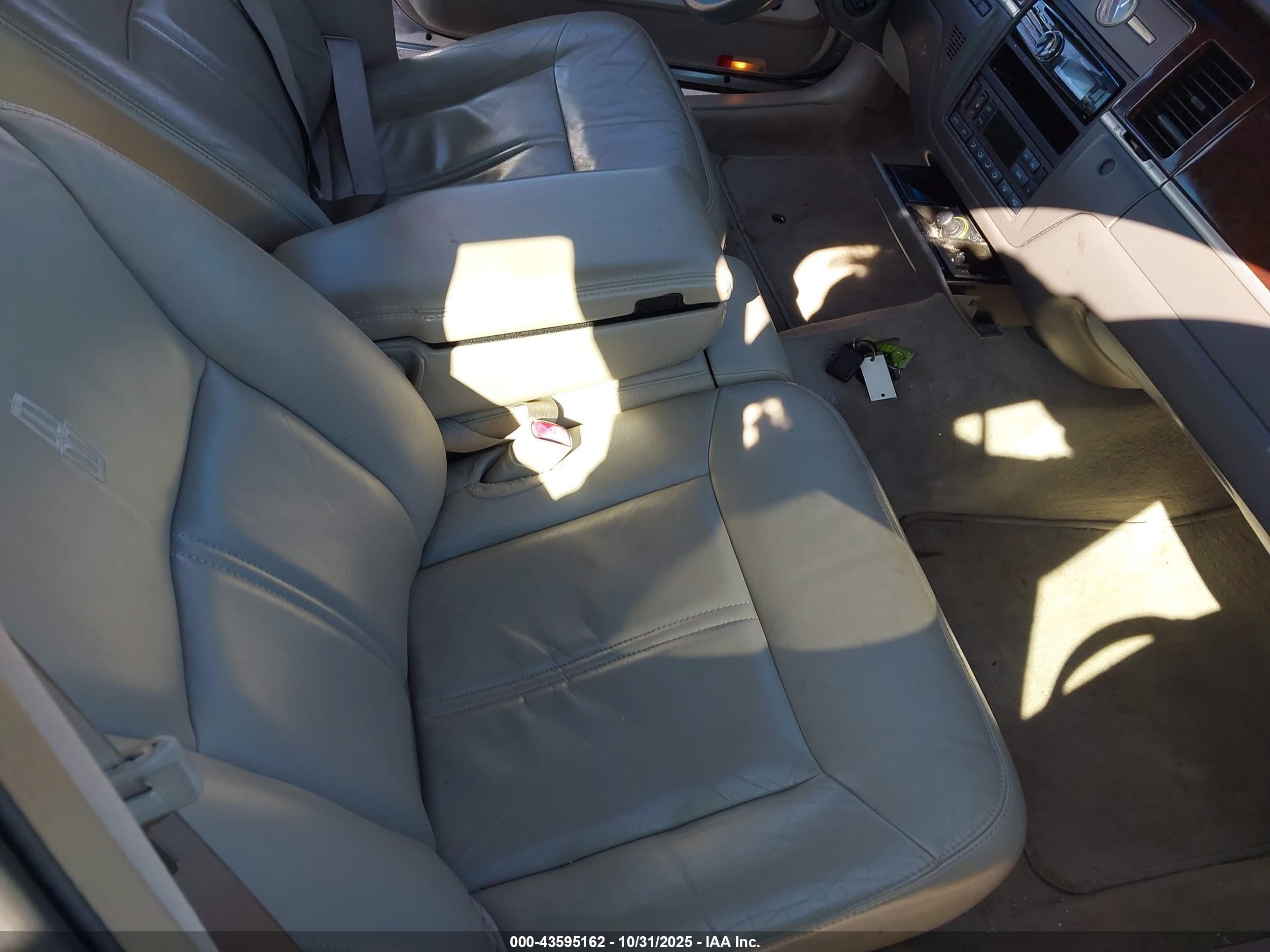LINCOLN TOWN image 5