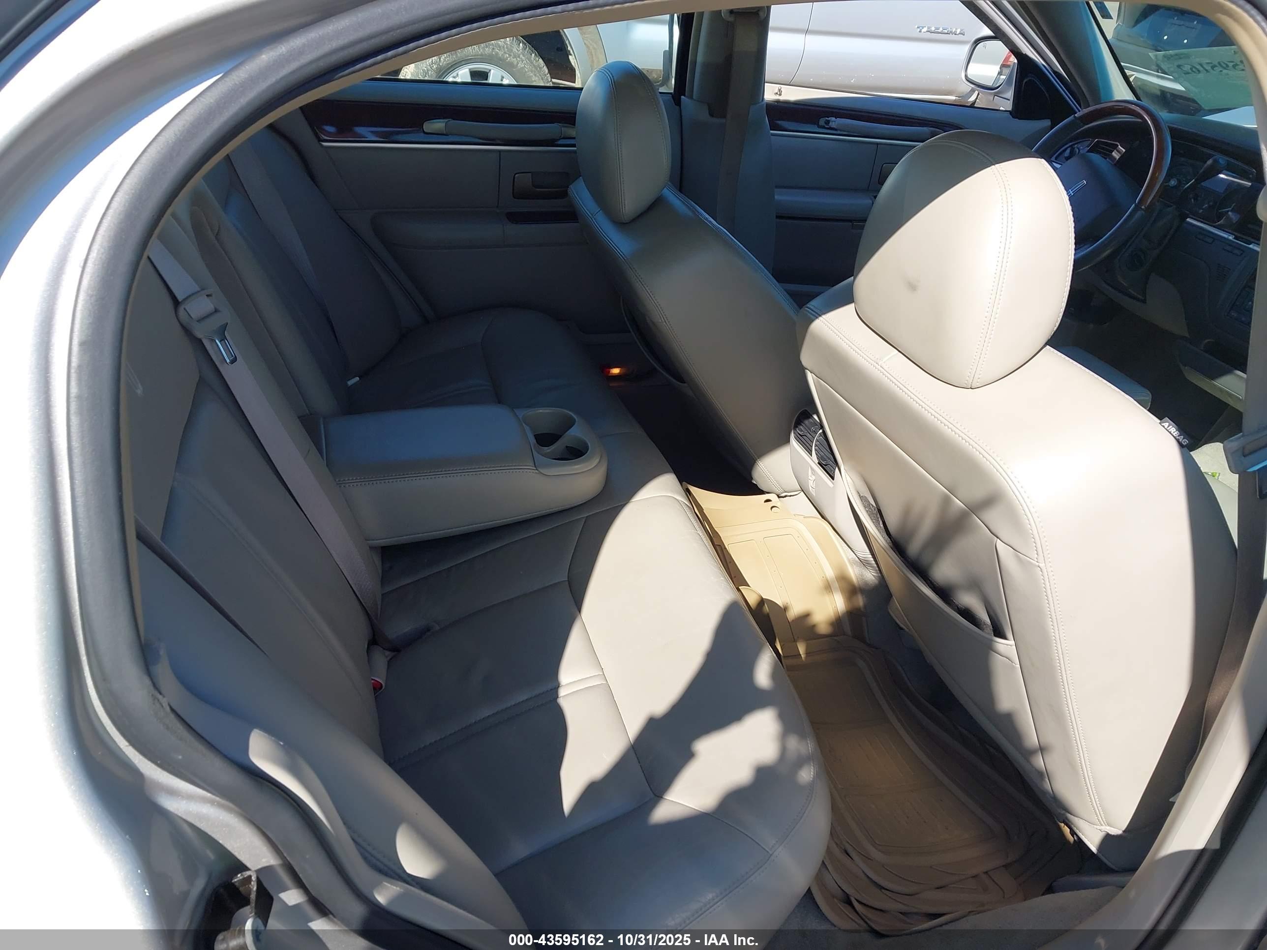LINCOLN TOWN image 8