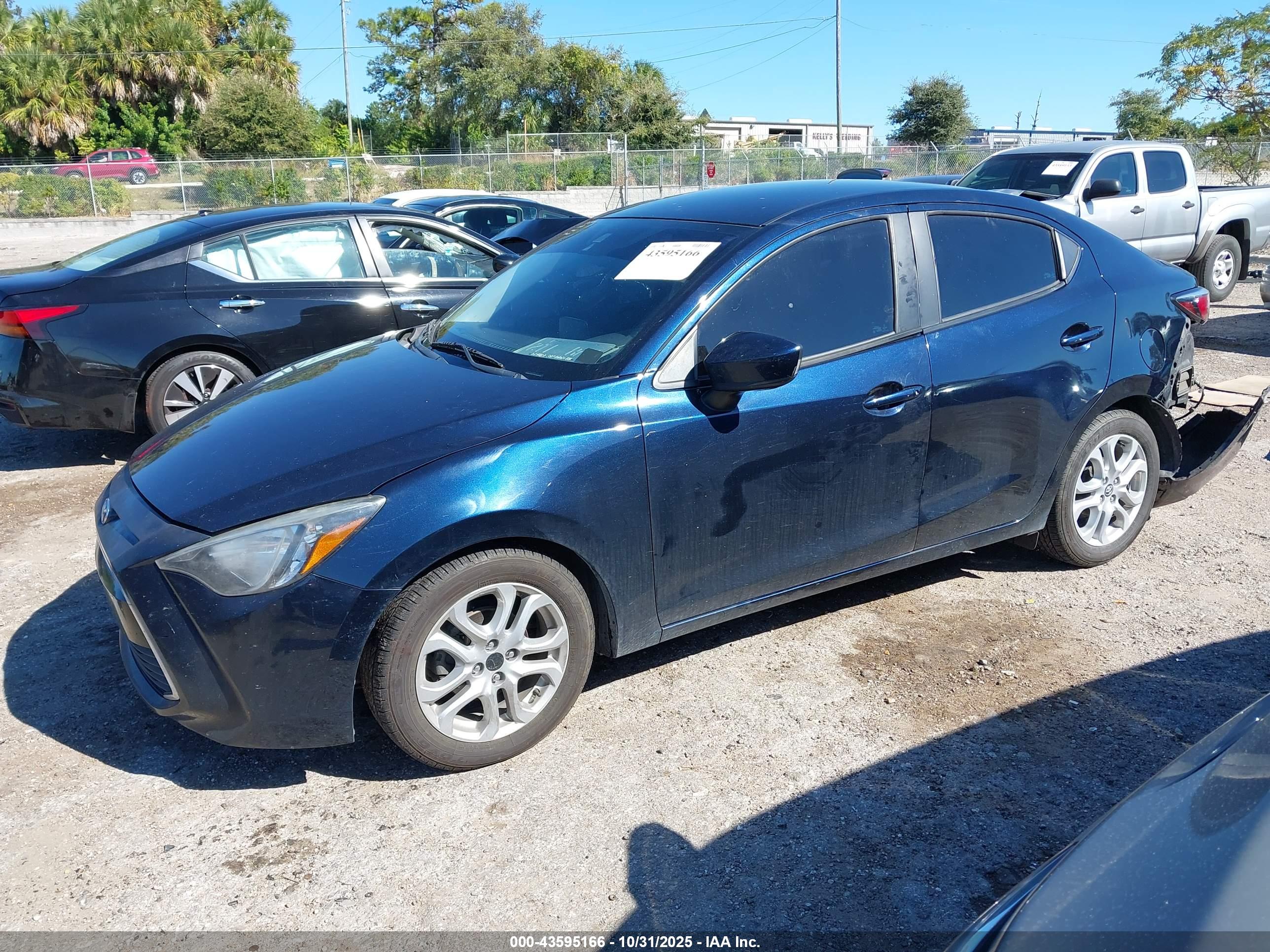TOYOTA YARIS image 2