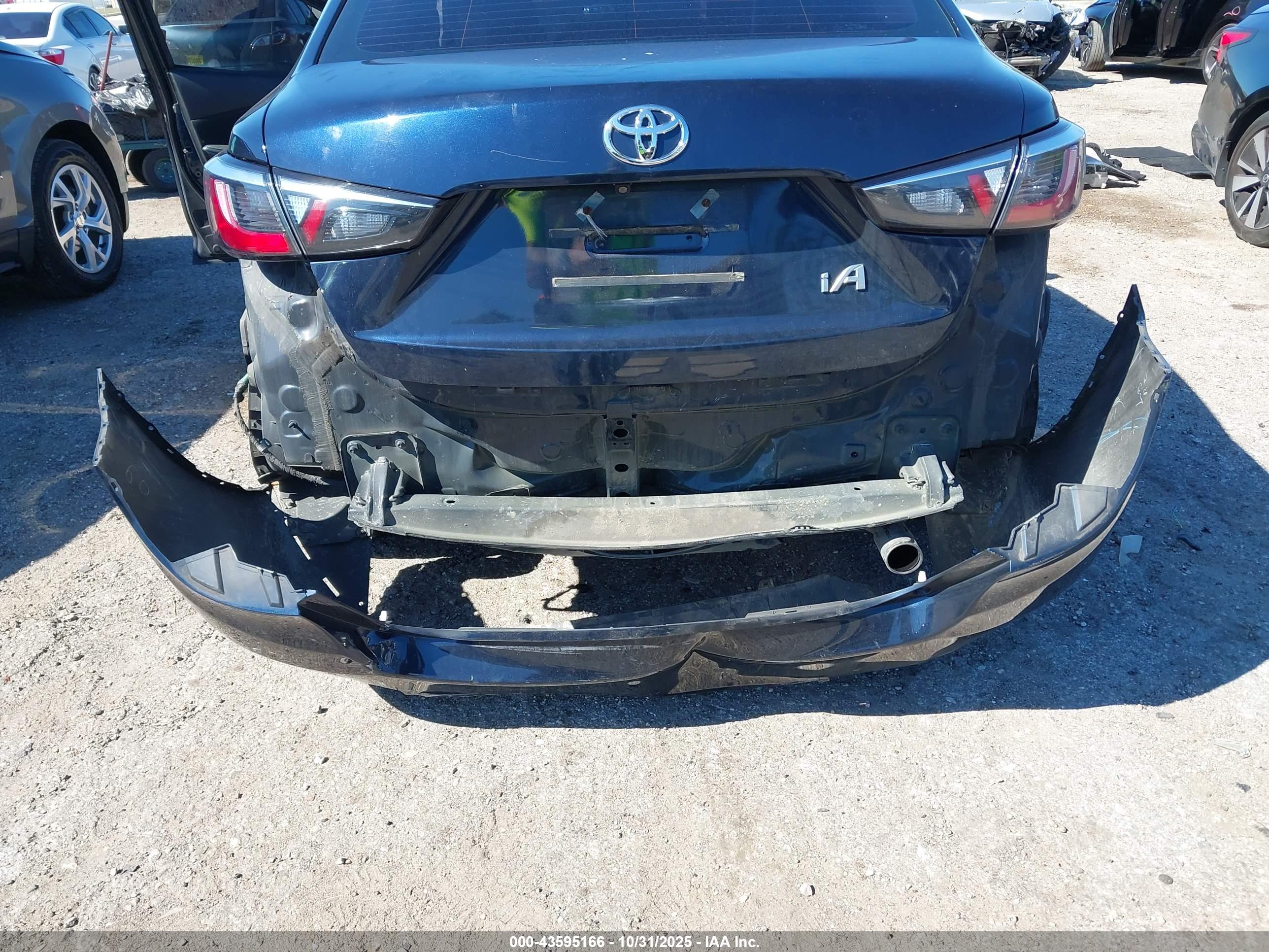 TOYOTA YARIS image 6