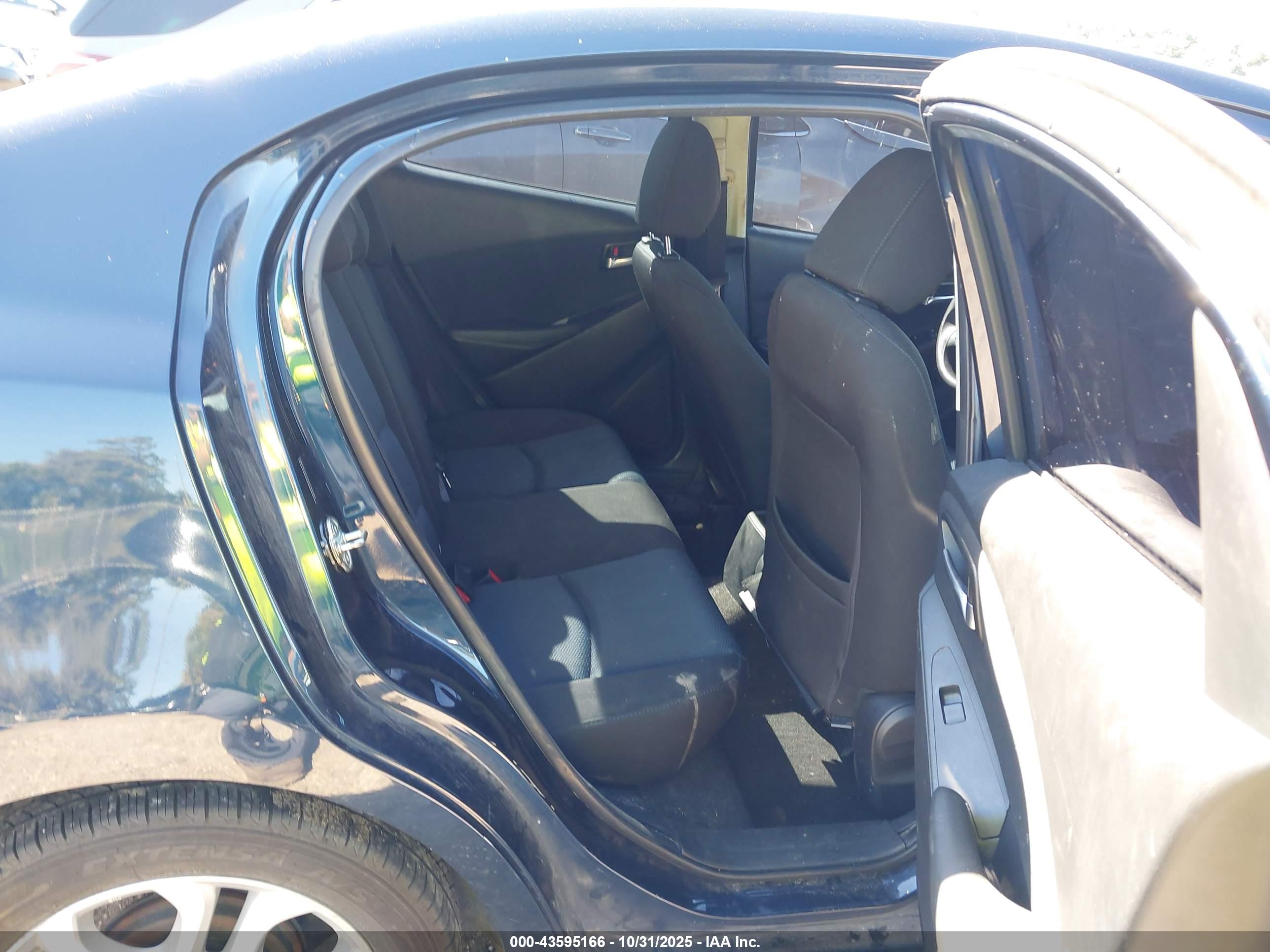 TOYOTA YARIS image 8