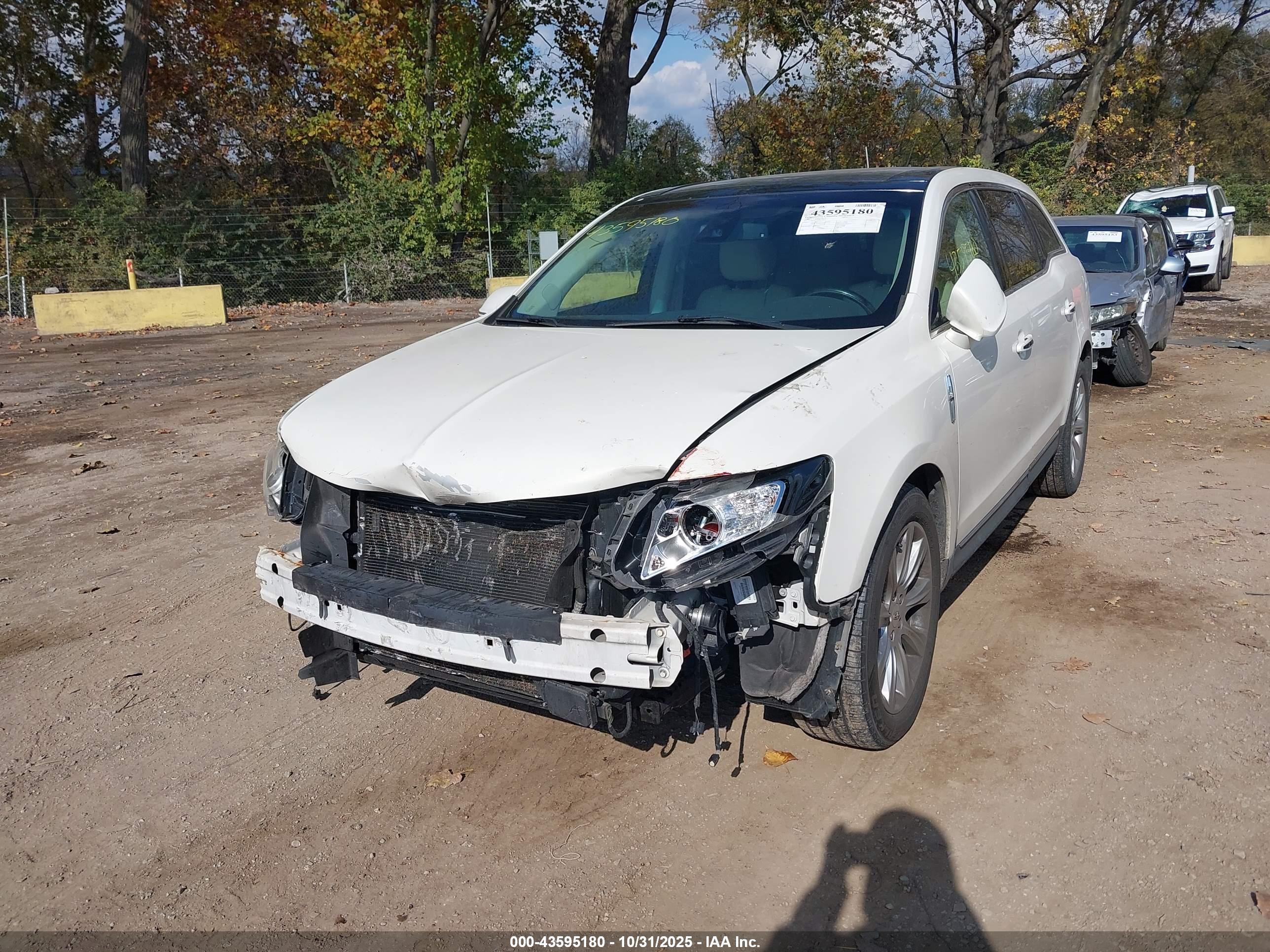 LINCOLN MKT image 2