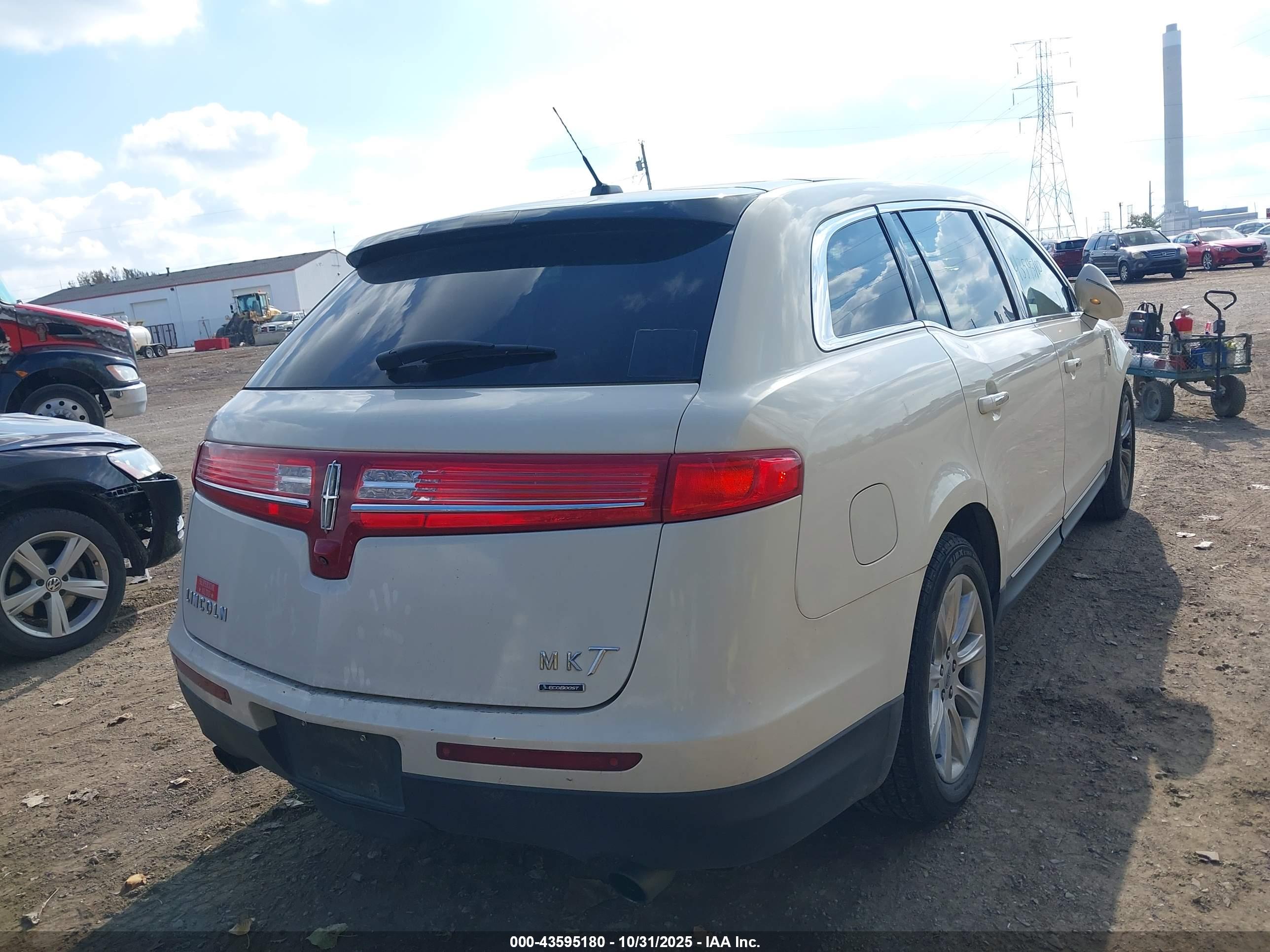 LINCOLN MKT image 4