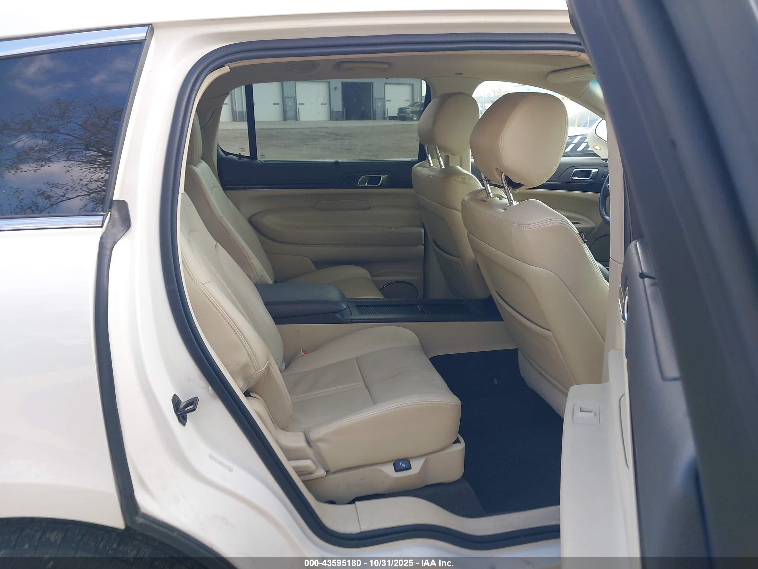 LINCOLN MKT image 8
