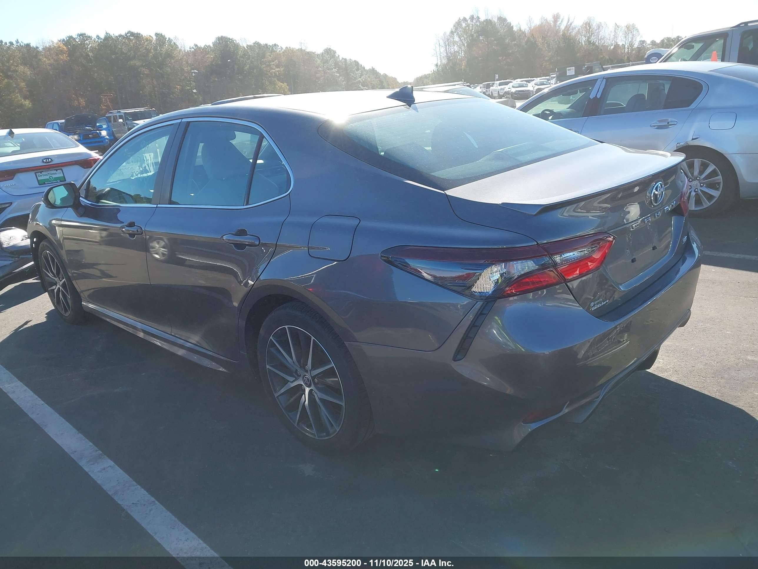 TOYOTA CAMRY image 3
