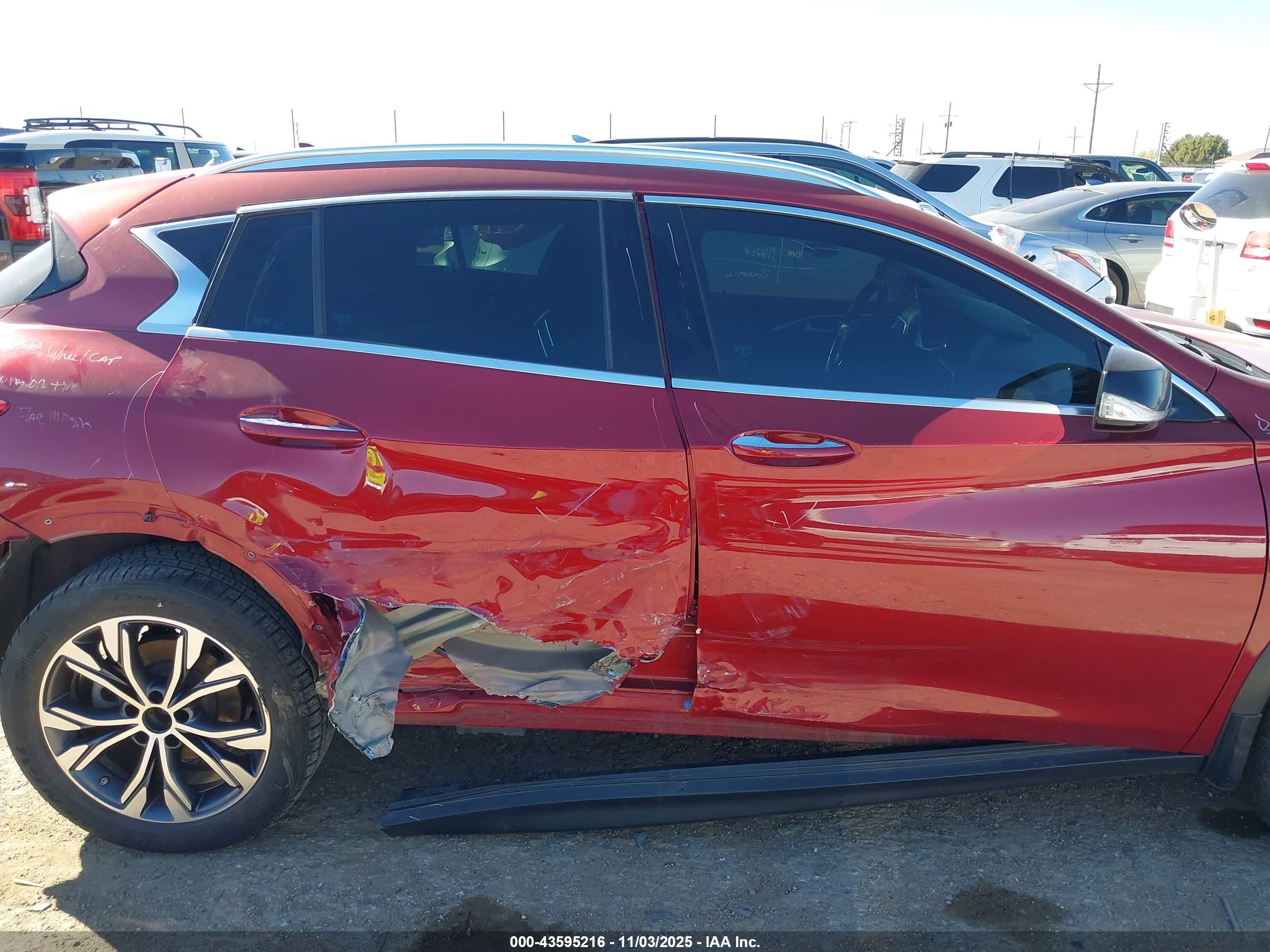 INFINITI QX30 image 6