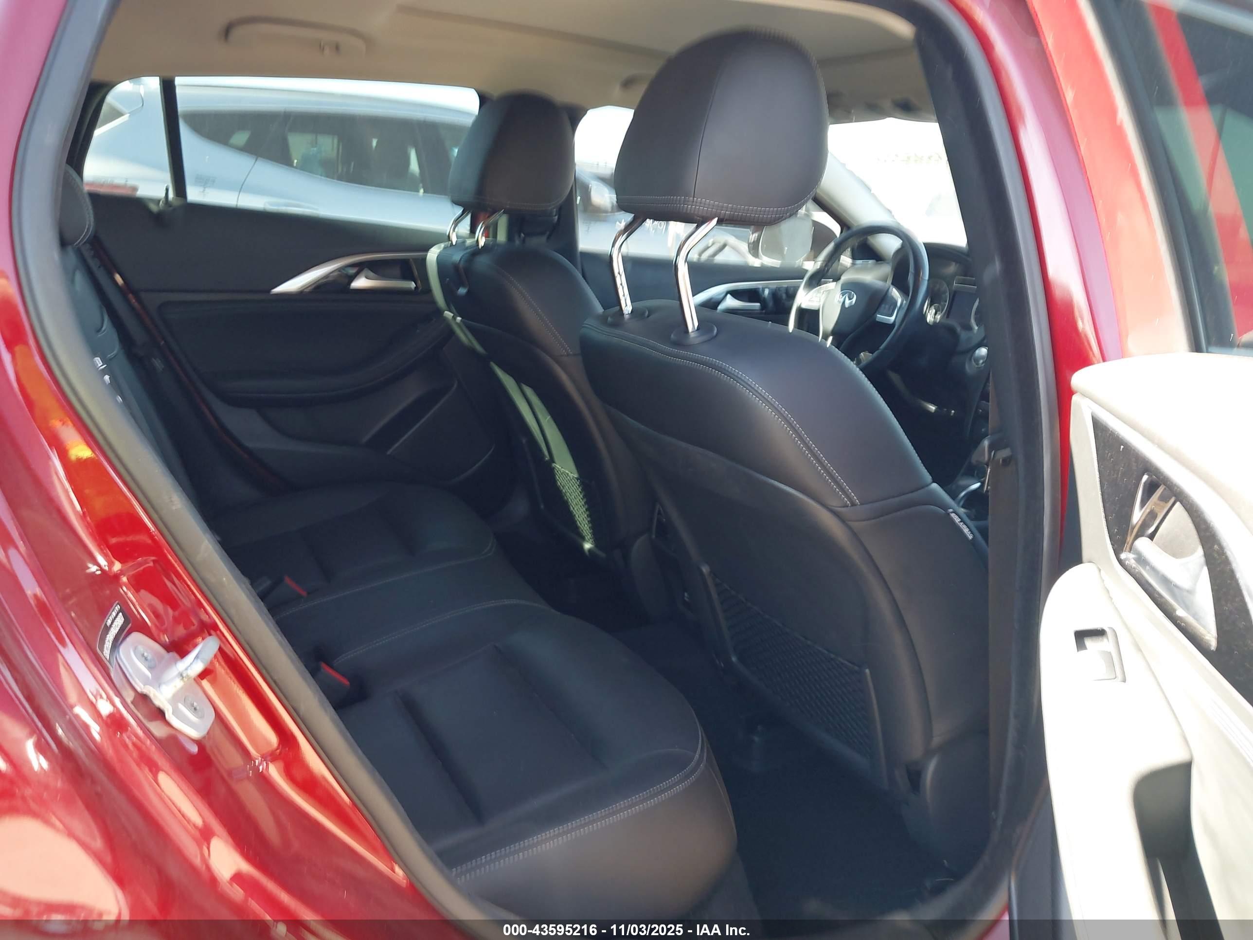 INFINITI QX30 image 8