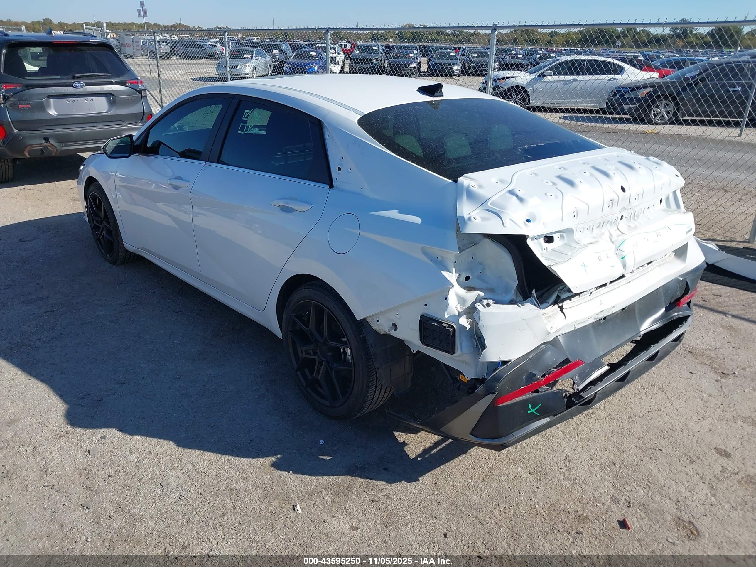 HYUNDAI ELANTRA image 3