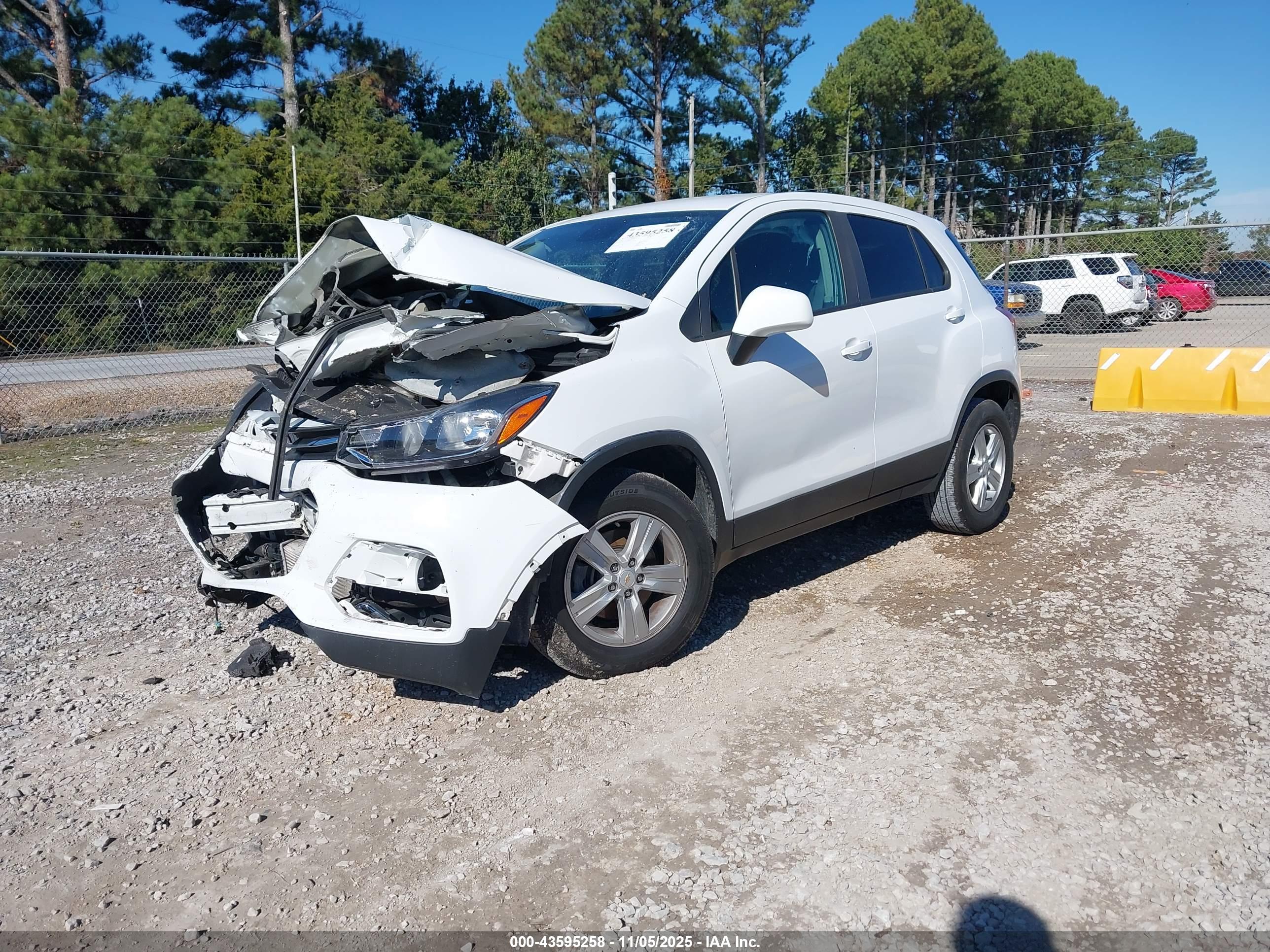CHEVROLET TRAX image 2