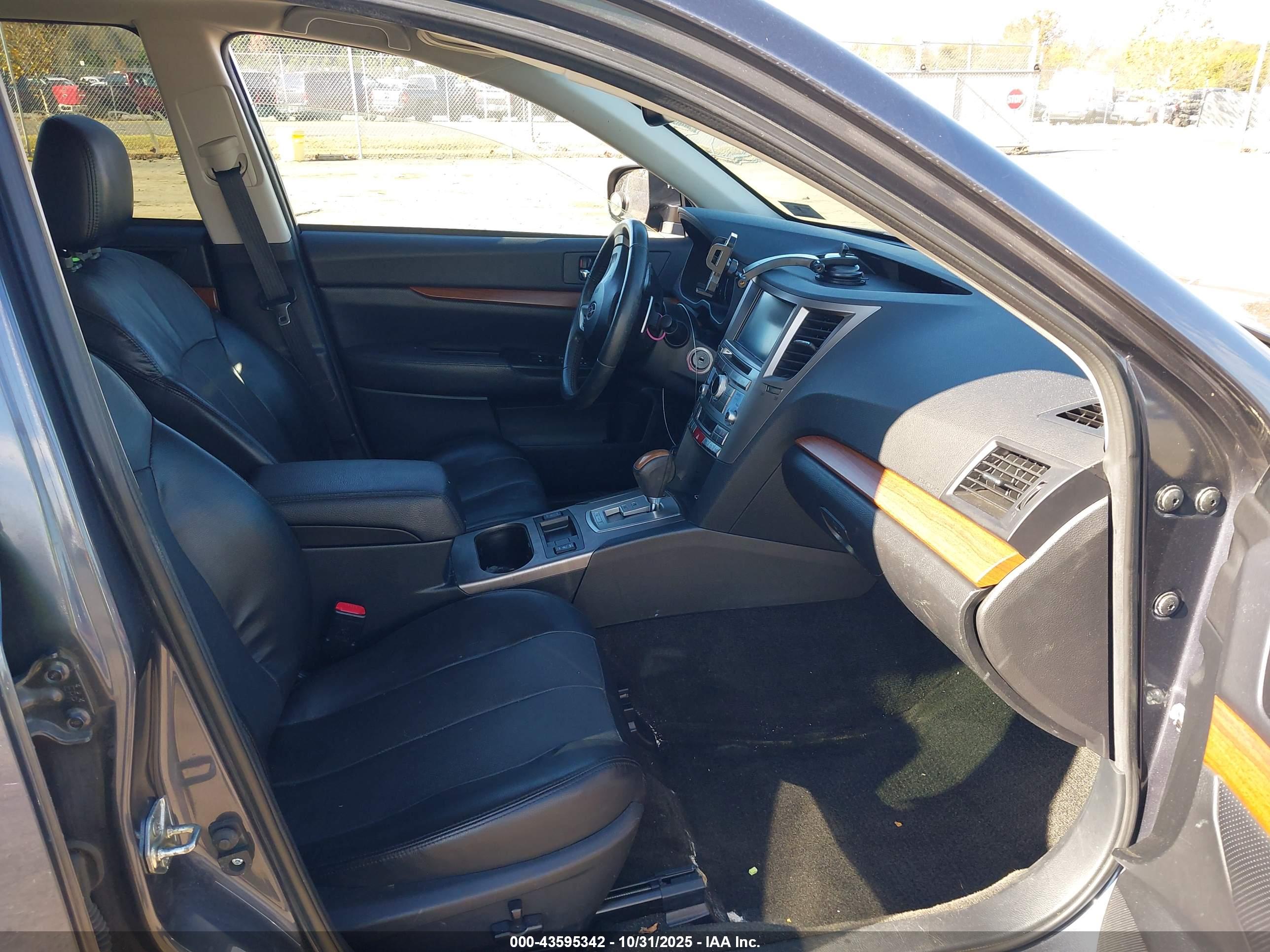 SUBARU OUTBACK image 5